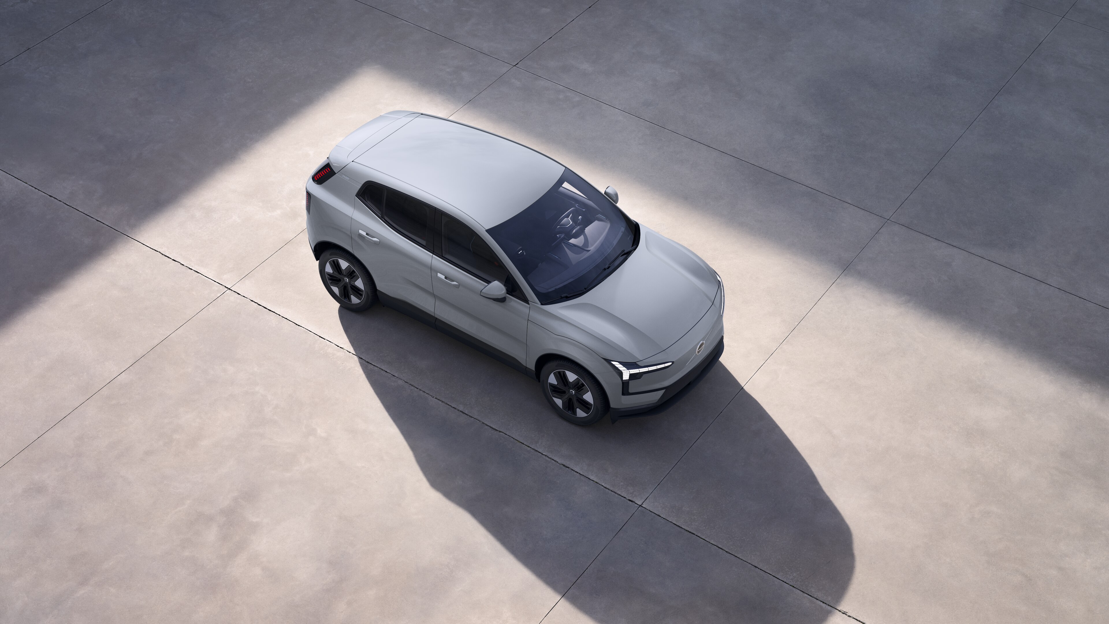 Exterior do automóvel Volvo mostrado de cima em fundo plano de estúdio.