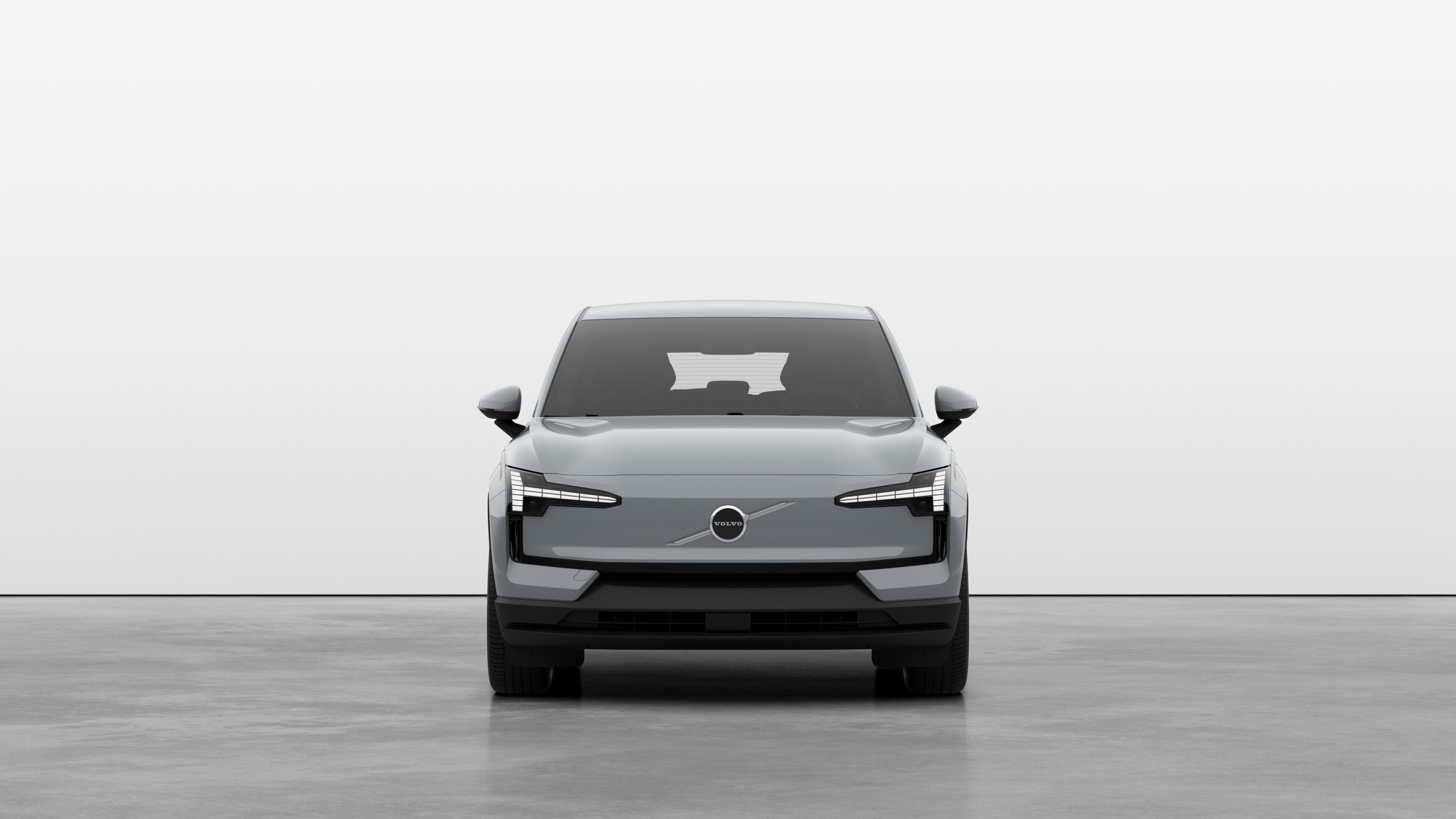 Framhlið Volvo-bíls í látlausum stúdíóbakgrunni.
