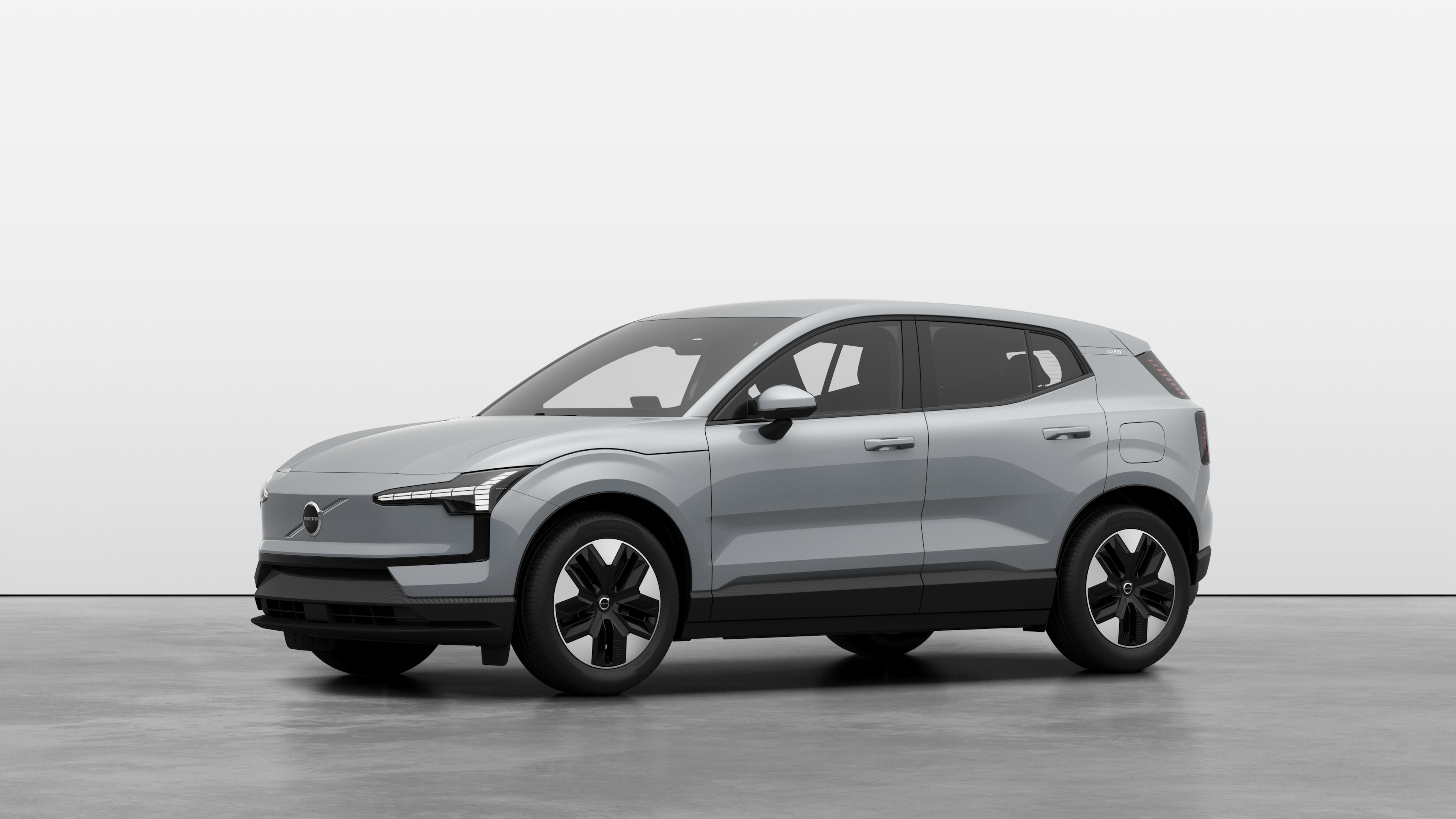 Volvo-bíll að utan í þriggja fjórðu hluta myndversins í bakgrunni.