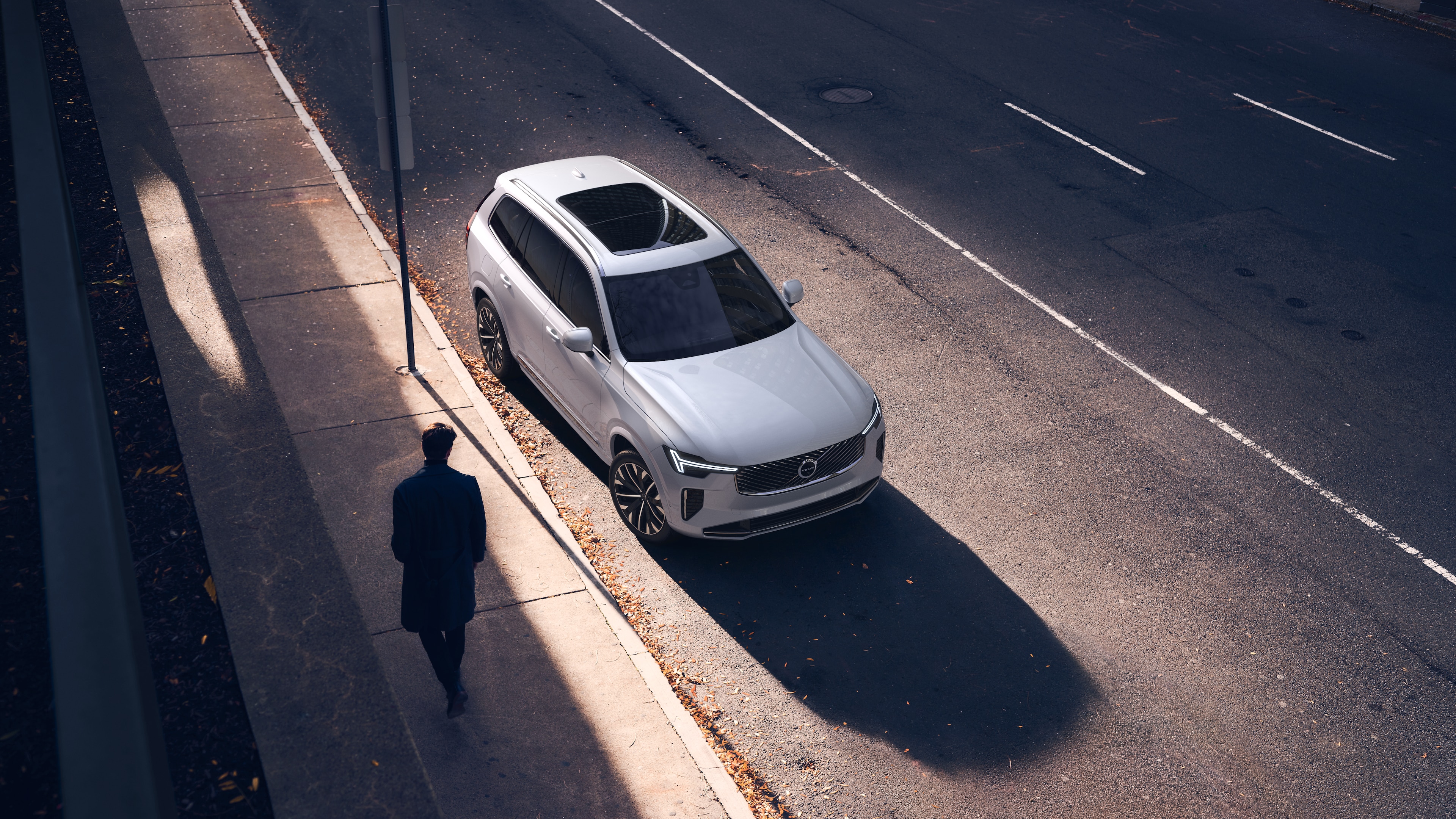 在城市街道背景上以四分之三視圖顯示的 Volvo 汽車外觀，顯示一側、車頂和部分前部。
