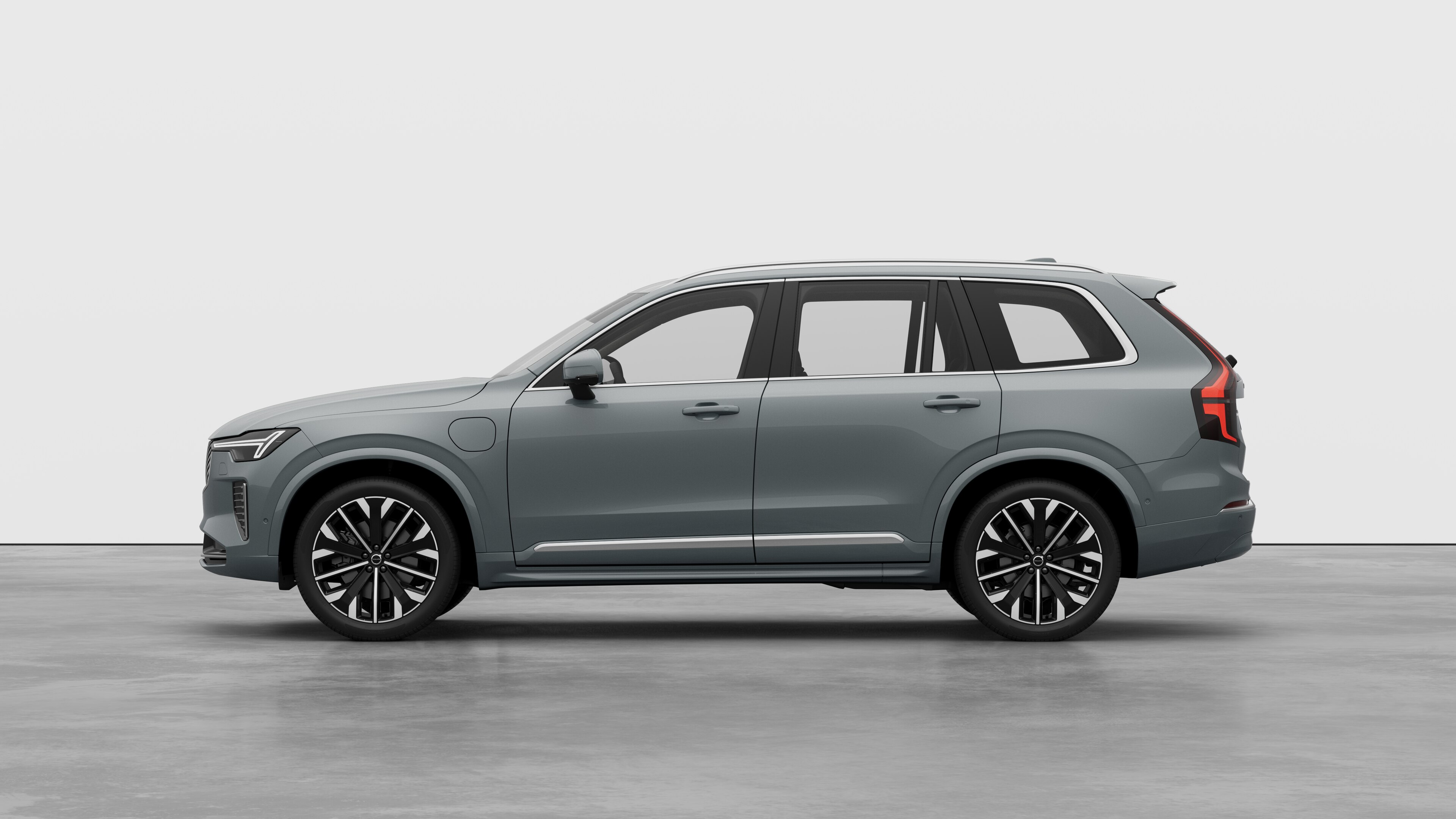 Volvo-bíll í hliðarsýn gegn látlausum stúdíóbakgrunni. Engar viðbótarupplýsingar eða auðkenni eru til staðar.