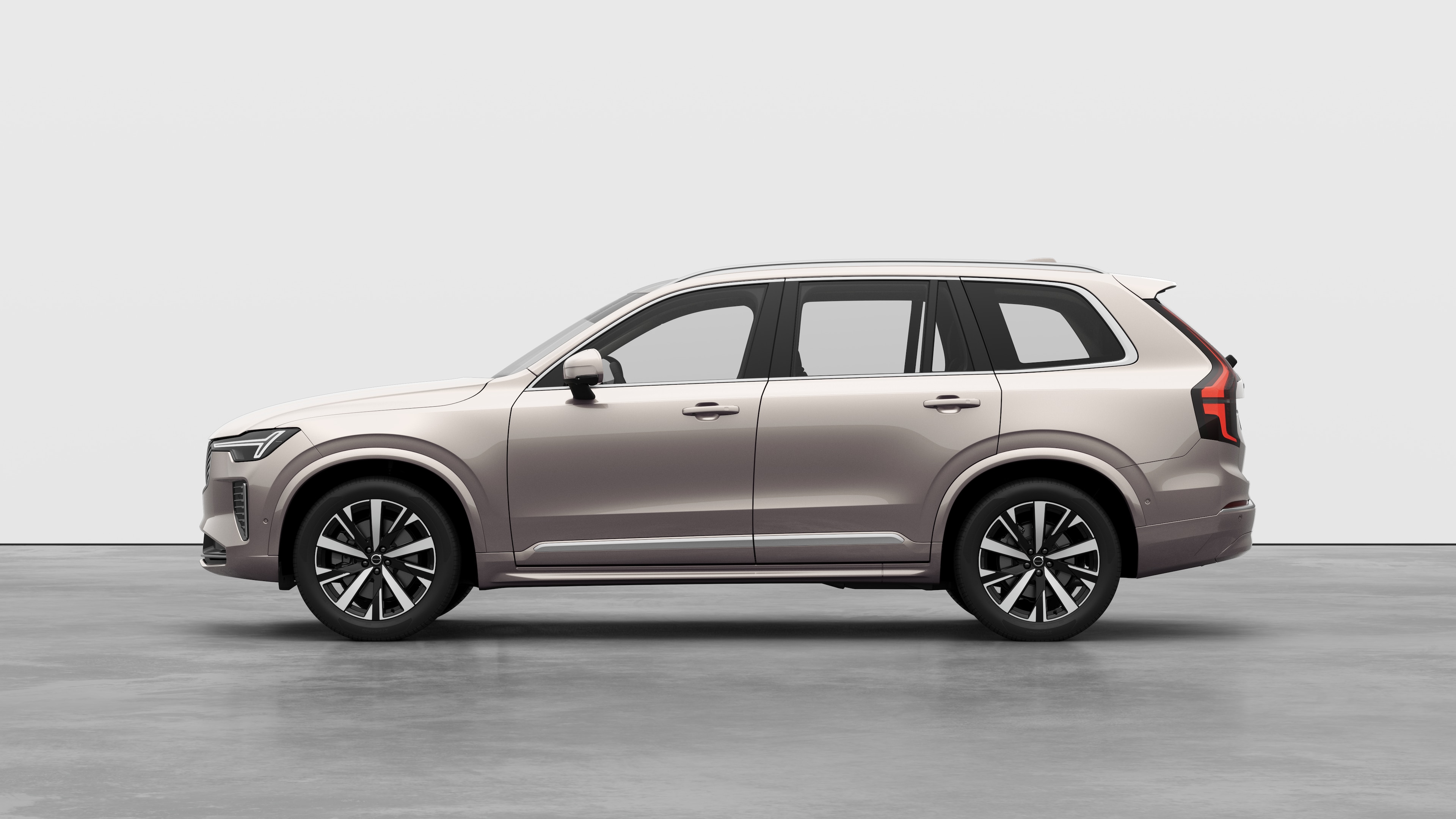 在普通工作室背景下側視圖的 Volvo 汽車。不存在其他詳細資訊或標識碼。