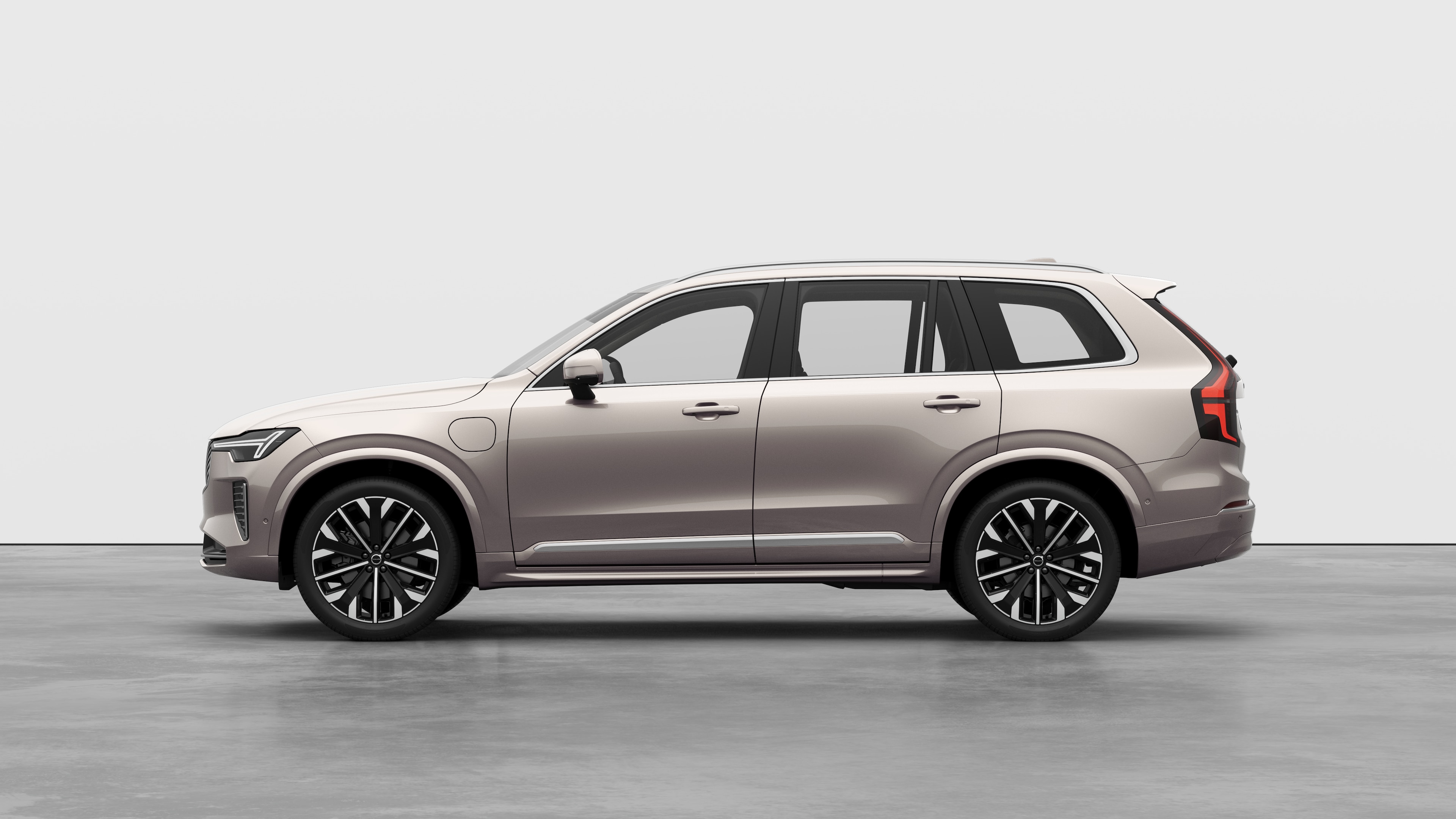 在普通工作室背景下側視圖的 Volvo 汽車。不存在其他詳細資訊或標識碼。