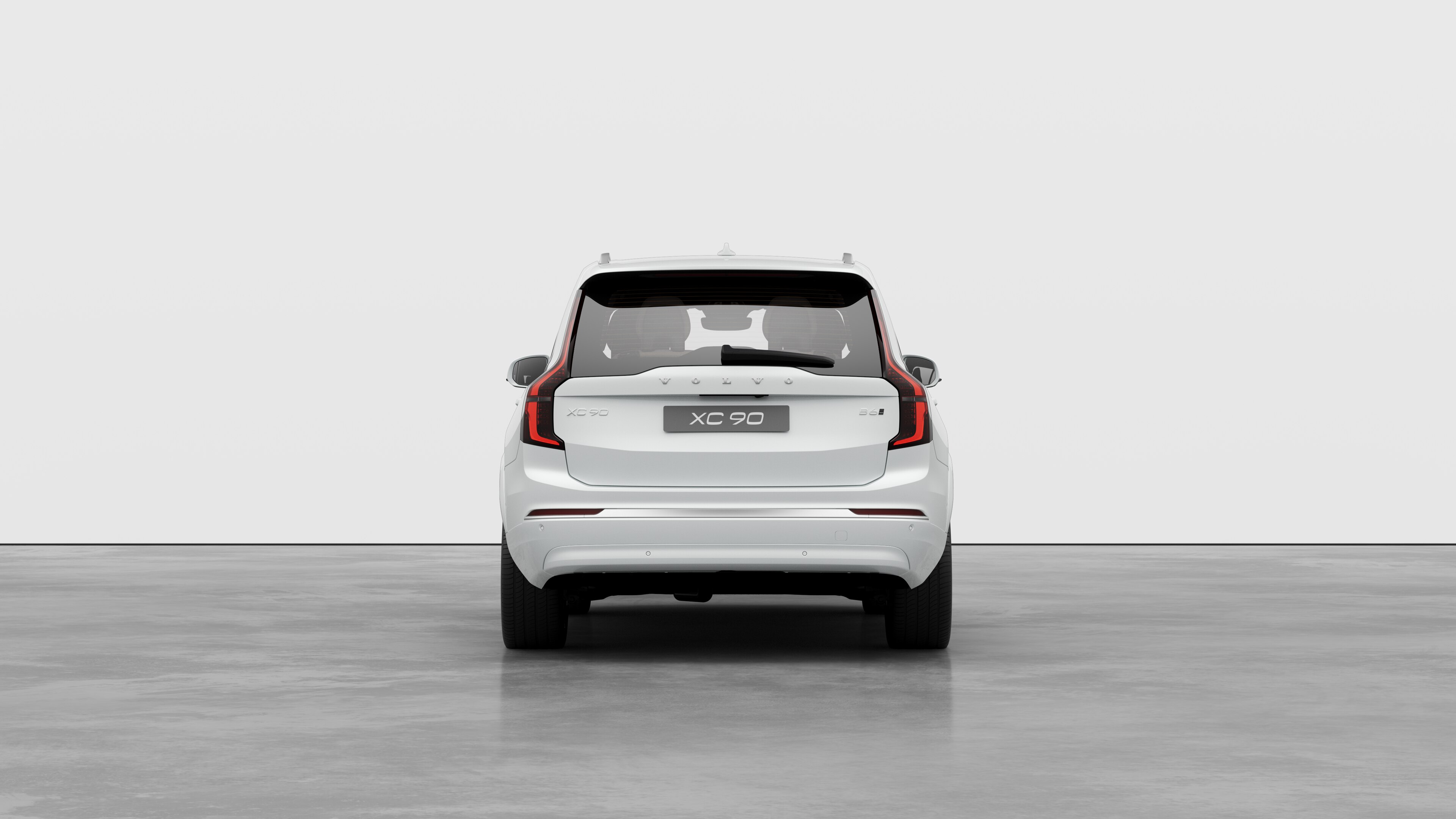 평범한 스튜디오 배경에 펼쳐진 볼보 자동차 후면도.