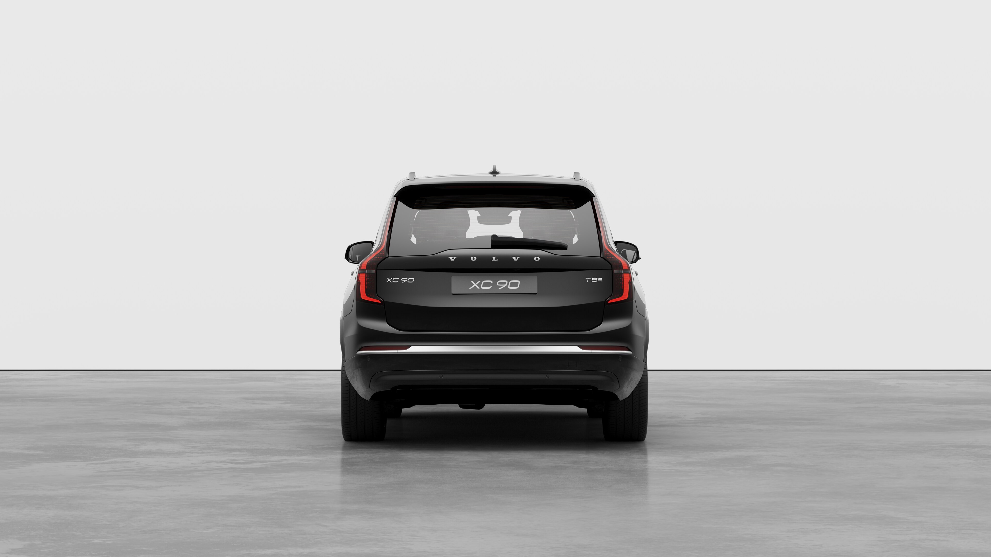 Vista trasera del vehículo Volvo sobre un fondo de estudio liso.