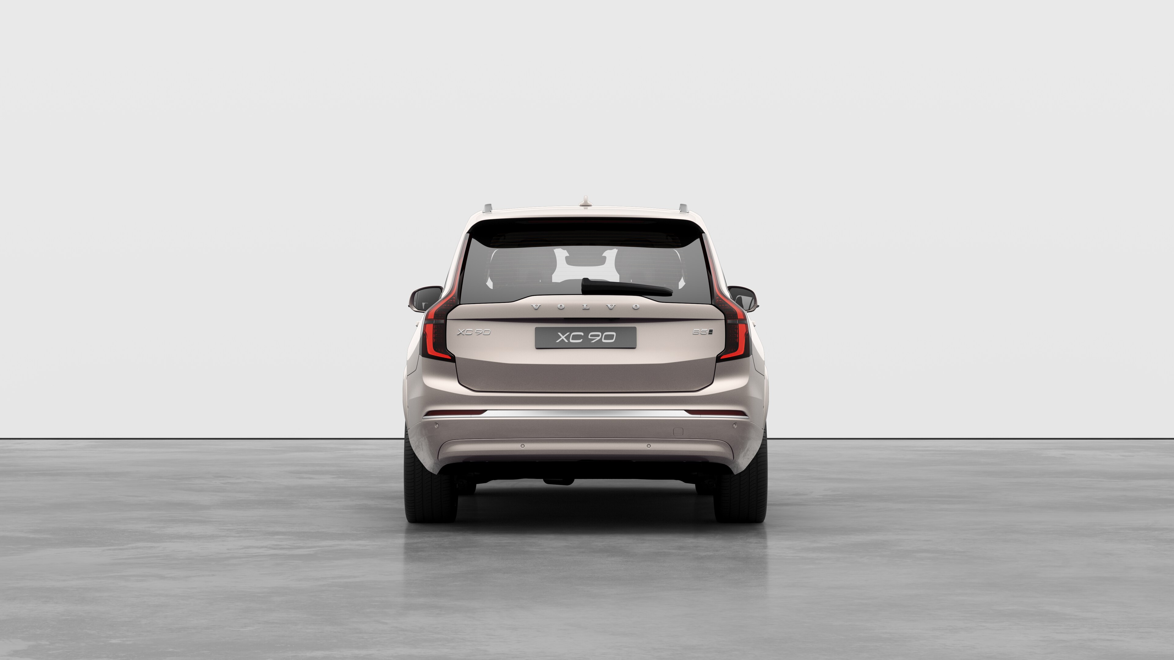 以普通工作室為背景的 VOLVO 汽車後視圖。