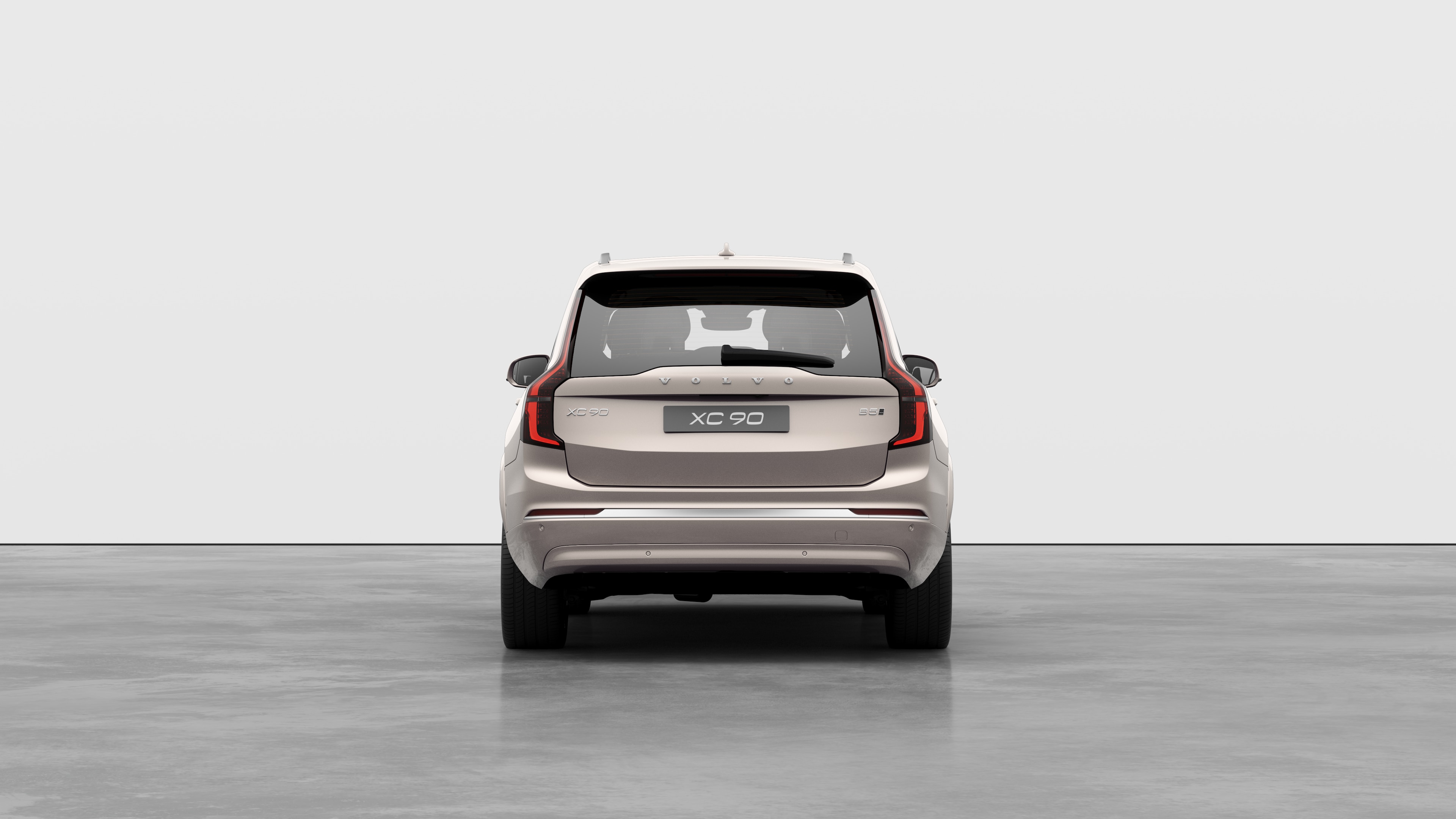 以普通工作室為背景的 VOLVO 汽車後視圖。