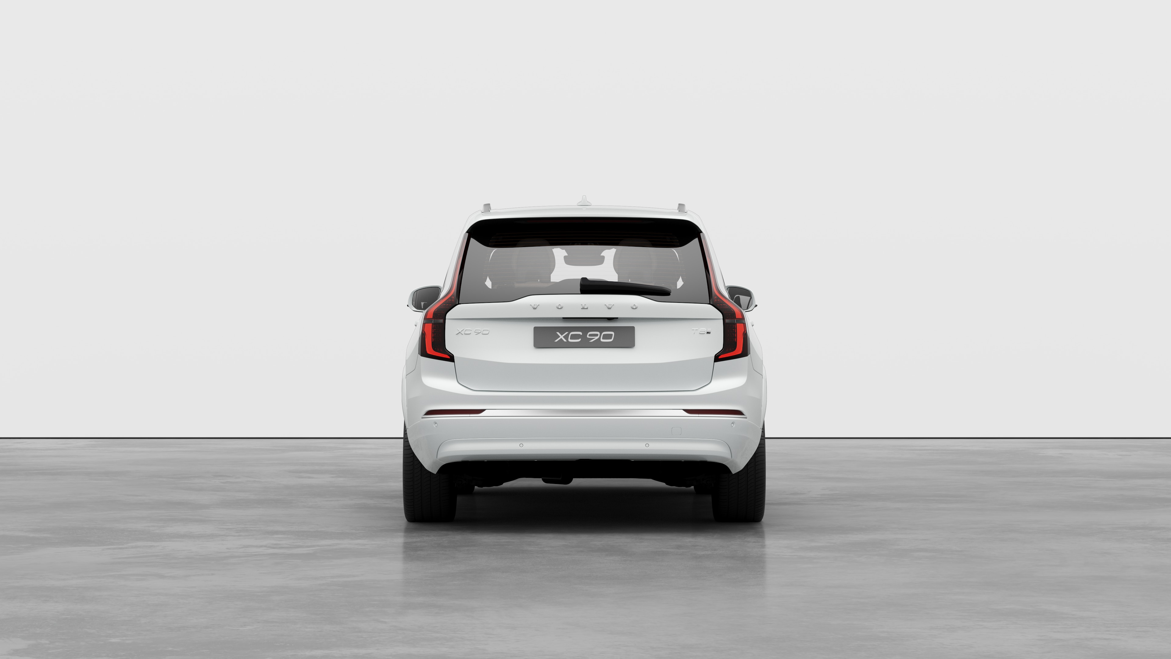 평범한 스튜디오 배경에 펼쳐진 볼보 자동차 후면도.