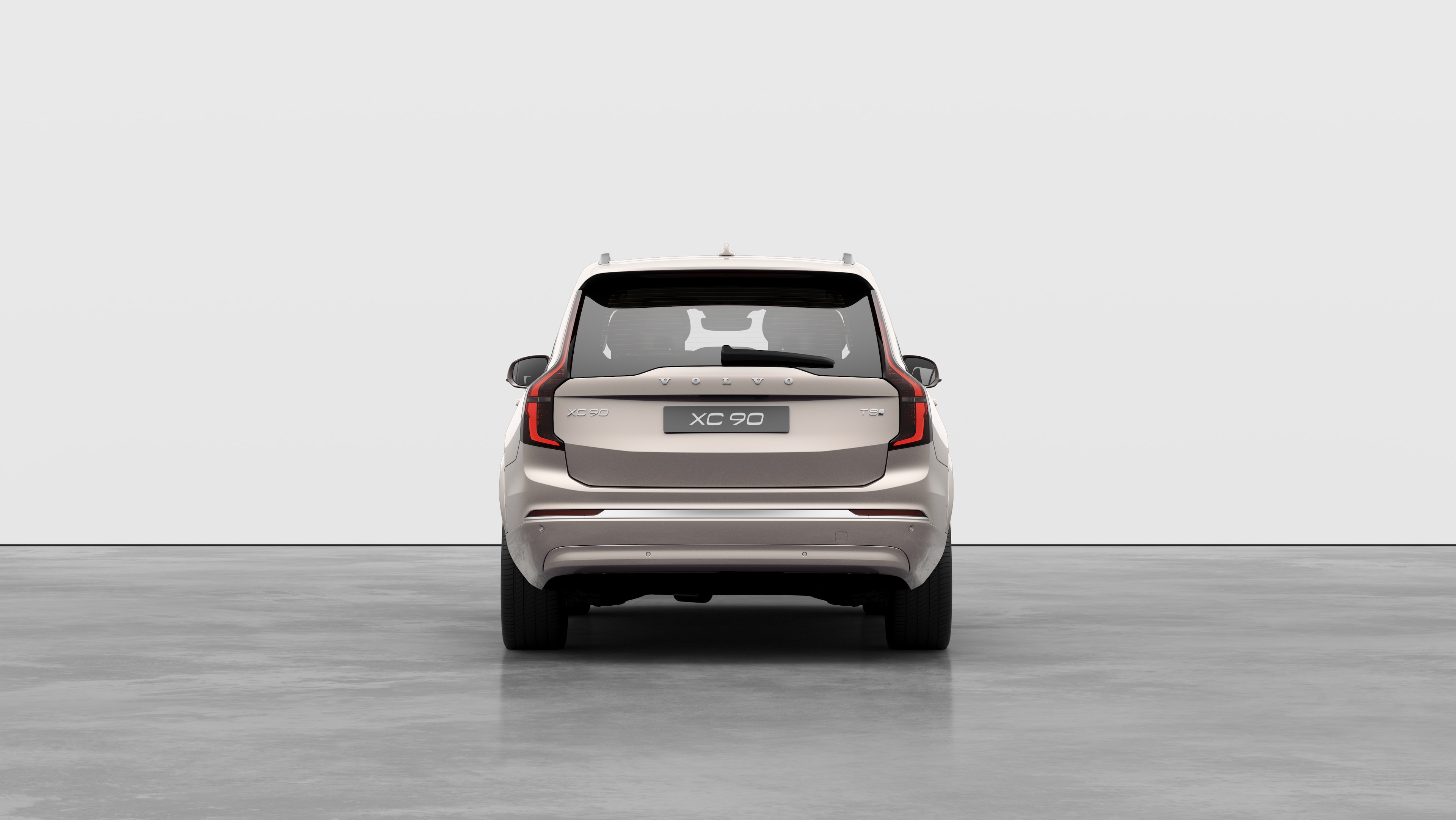 以普通工作室為背景的 VOLVO 汽車後視圖。