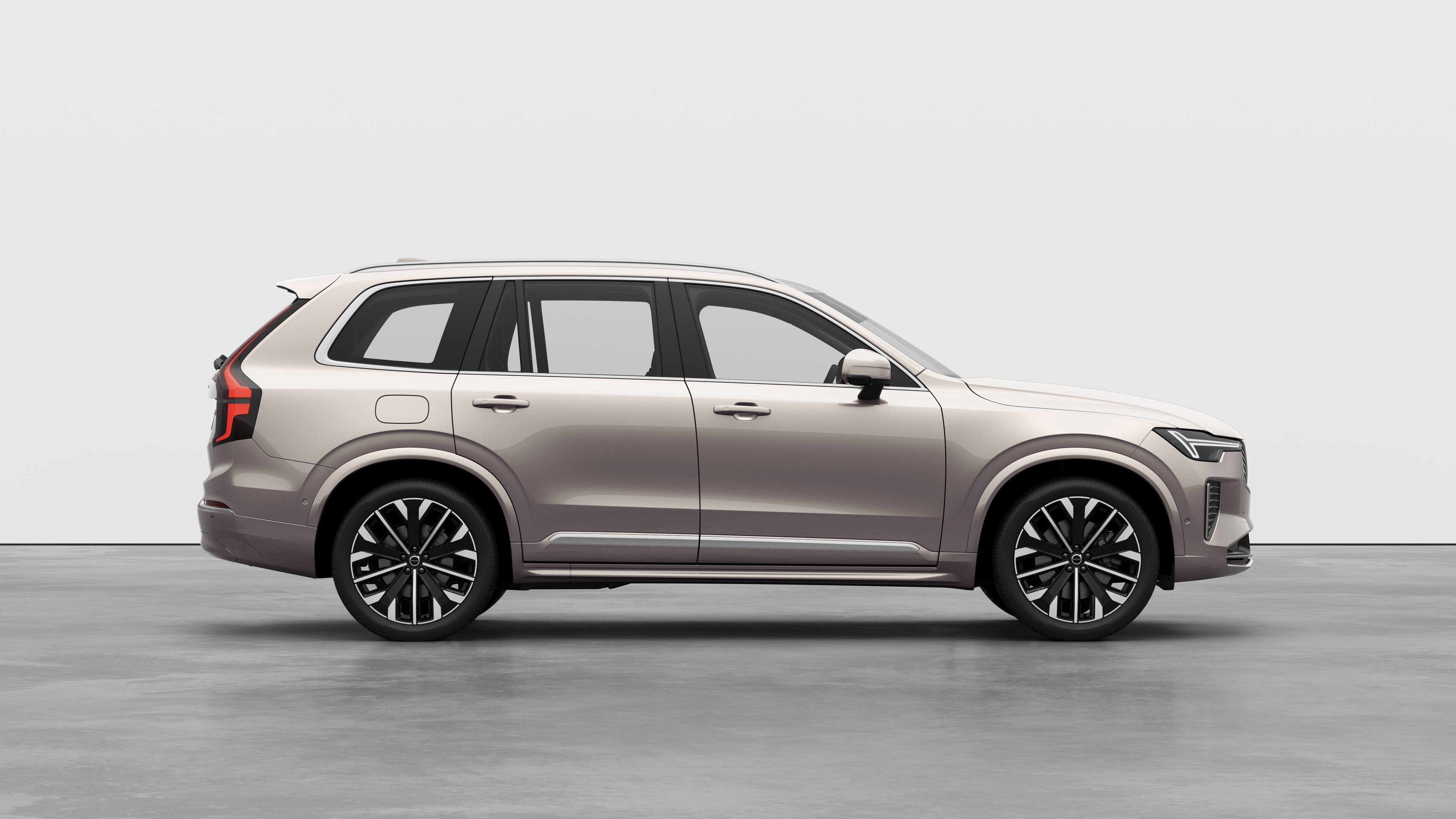 普通工作室背景上的 Volvo 汽車側視圖，顯示關閉的車門和可見的車輪設計。