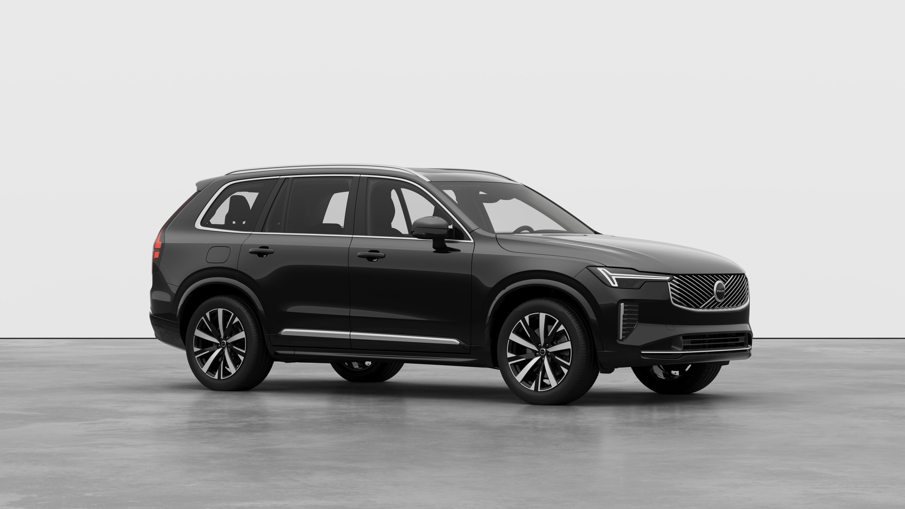 Exterior del vehículo Volvo, vista de tres cuartos en un fondo de estudio liso.