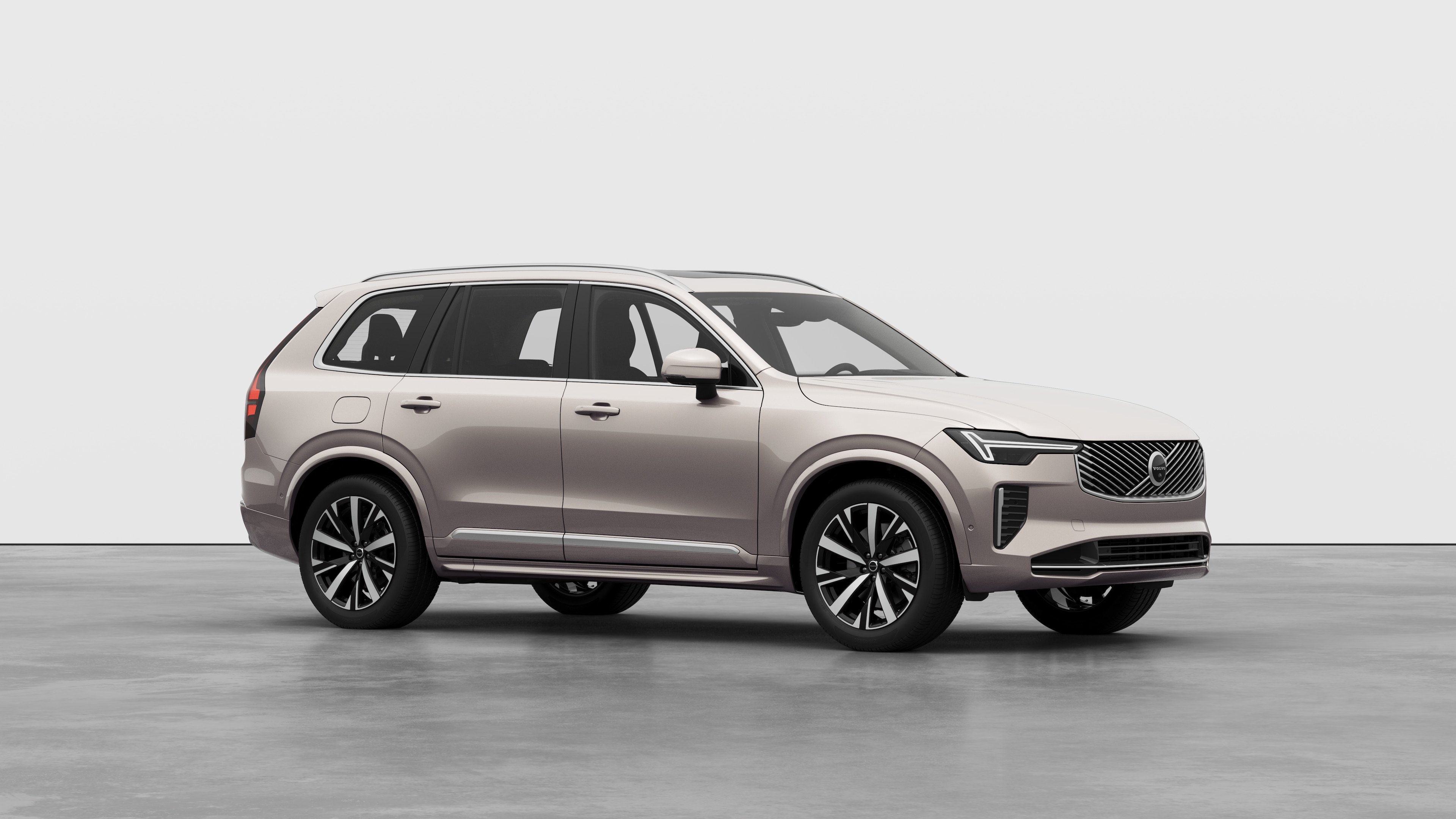 Volvo 汽車外觀，四分之三視圖在普通工作室背景中。