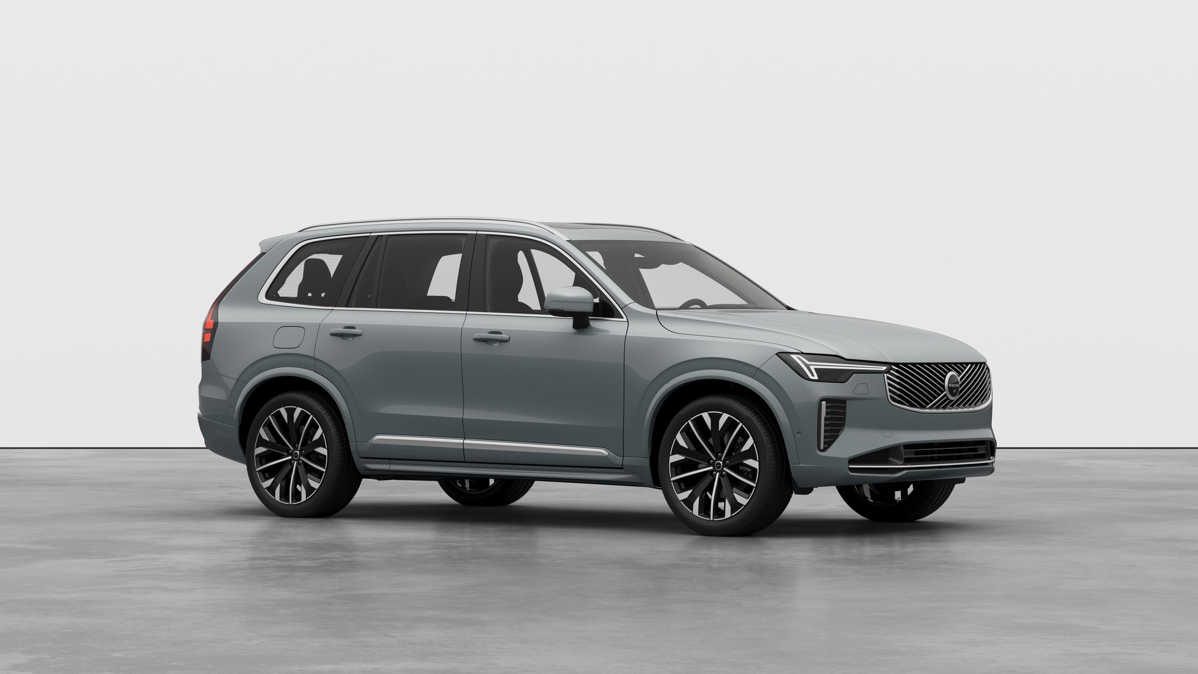 Volvo-bíll að utan, útsýni þrjá fjórðu hluta í látlausum stúdíóbakgrunni.