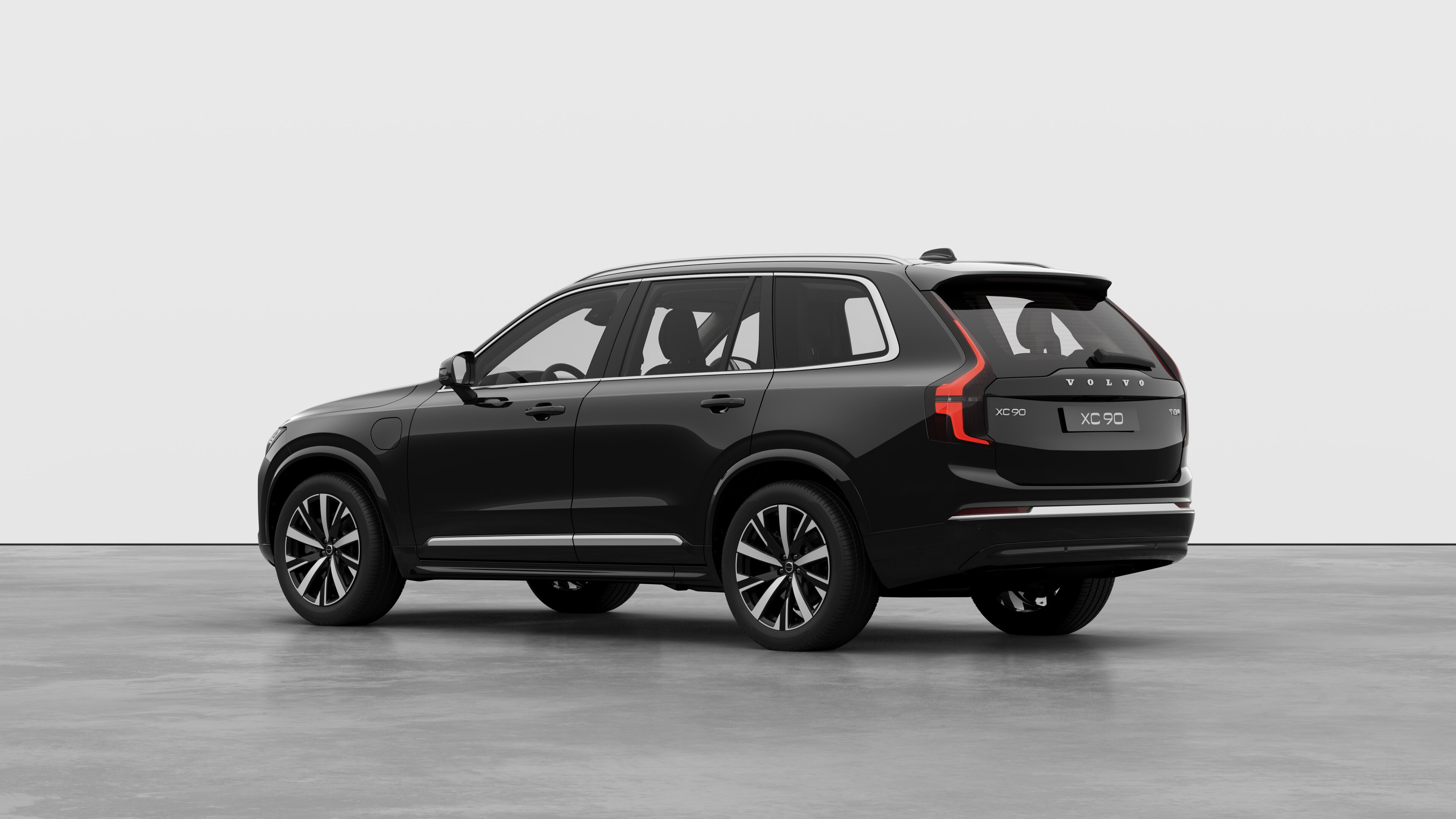 Vista trasera de tres cuartos del vehículo Volvo en un fondo de estudio liso.