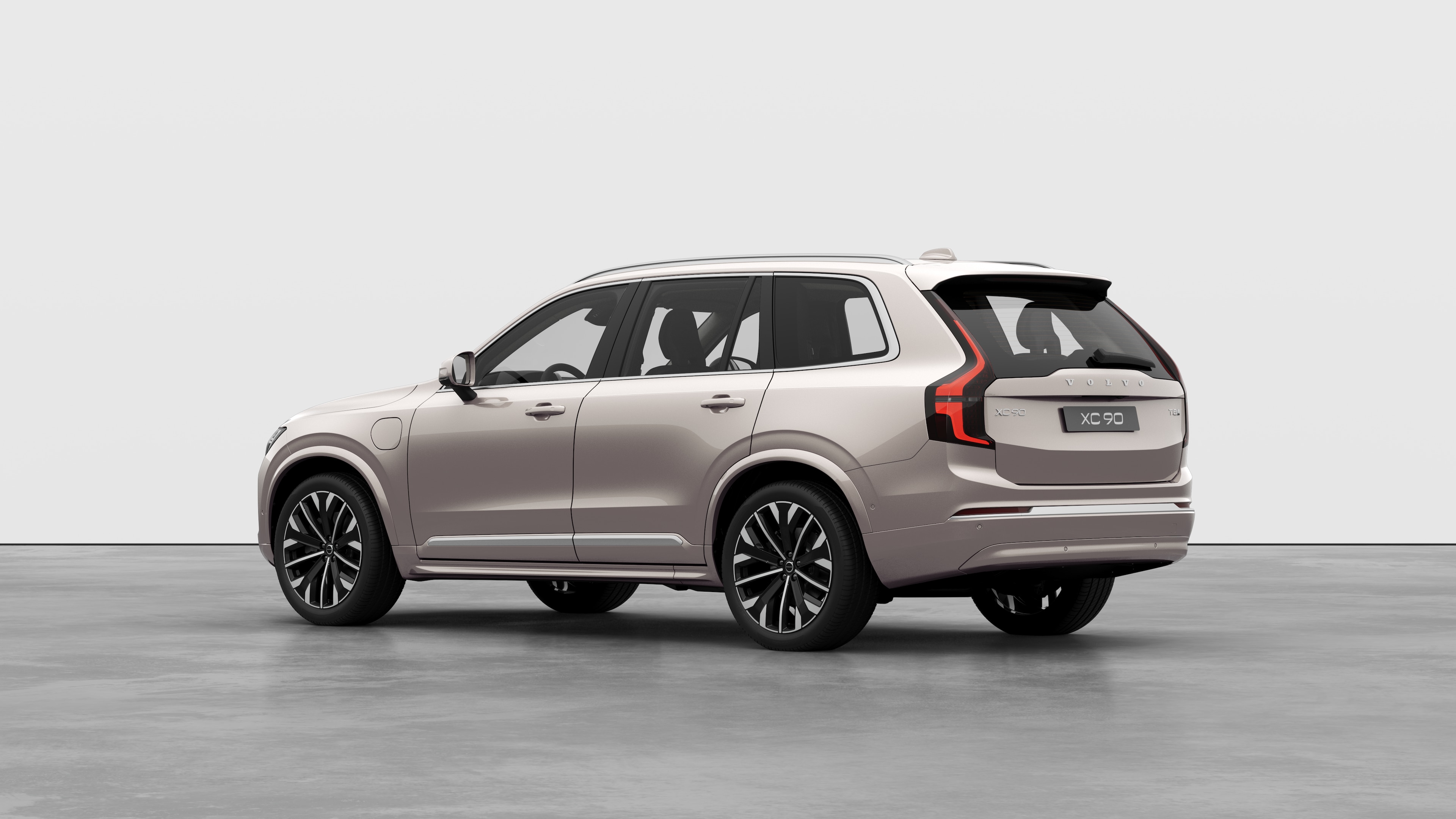 Volvo 汽車後方四分之三視圖在普通工作室背景中。