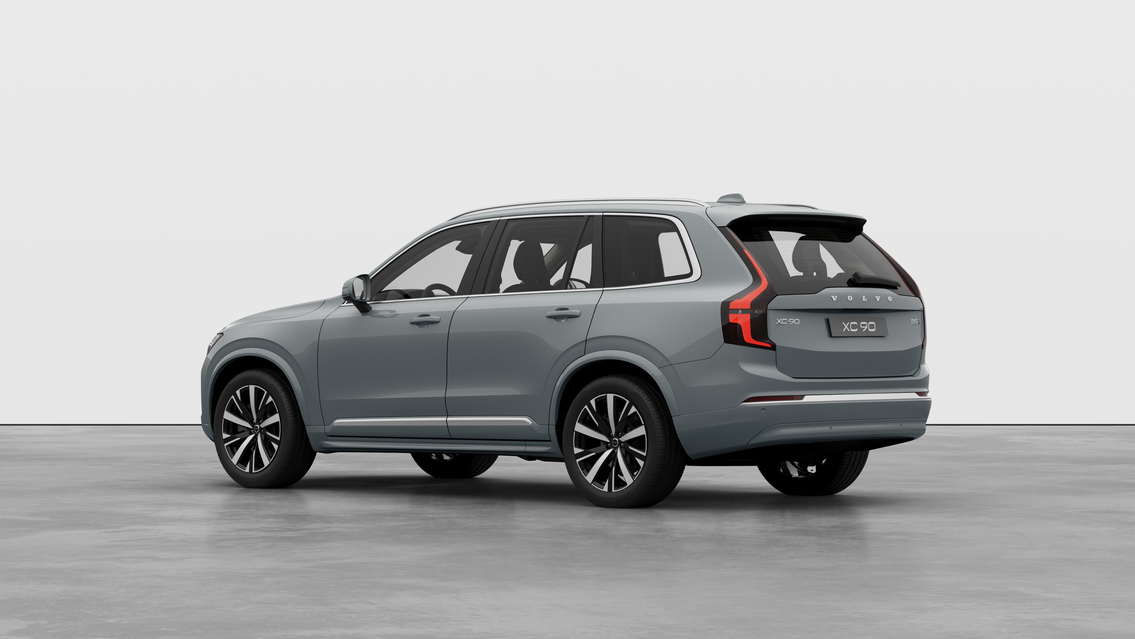 Вид сзади в три четверти автомобиля Volvo на простом студийном фоне.