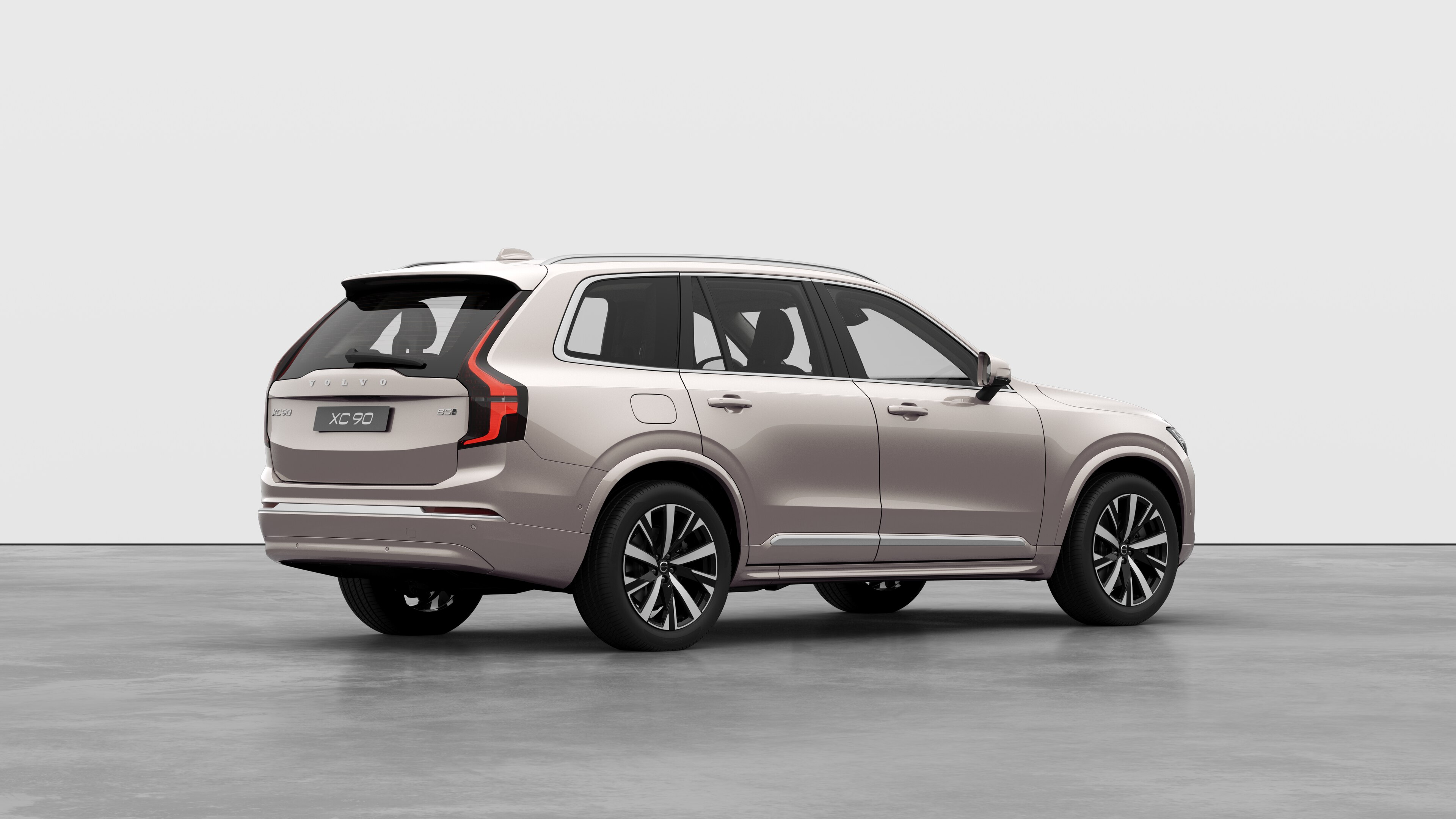 Volvo 汽車後方四分之三視圖在普通工作室背景上。