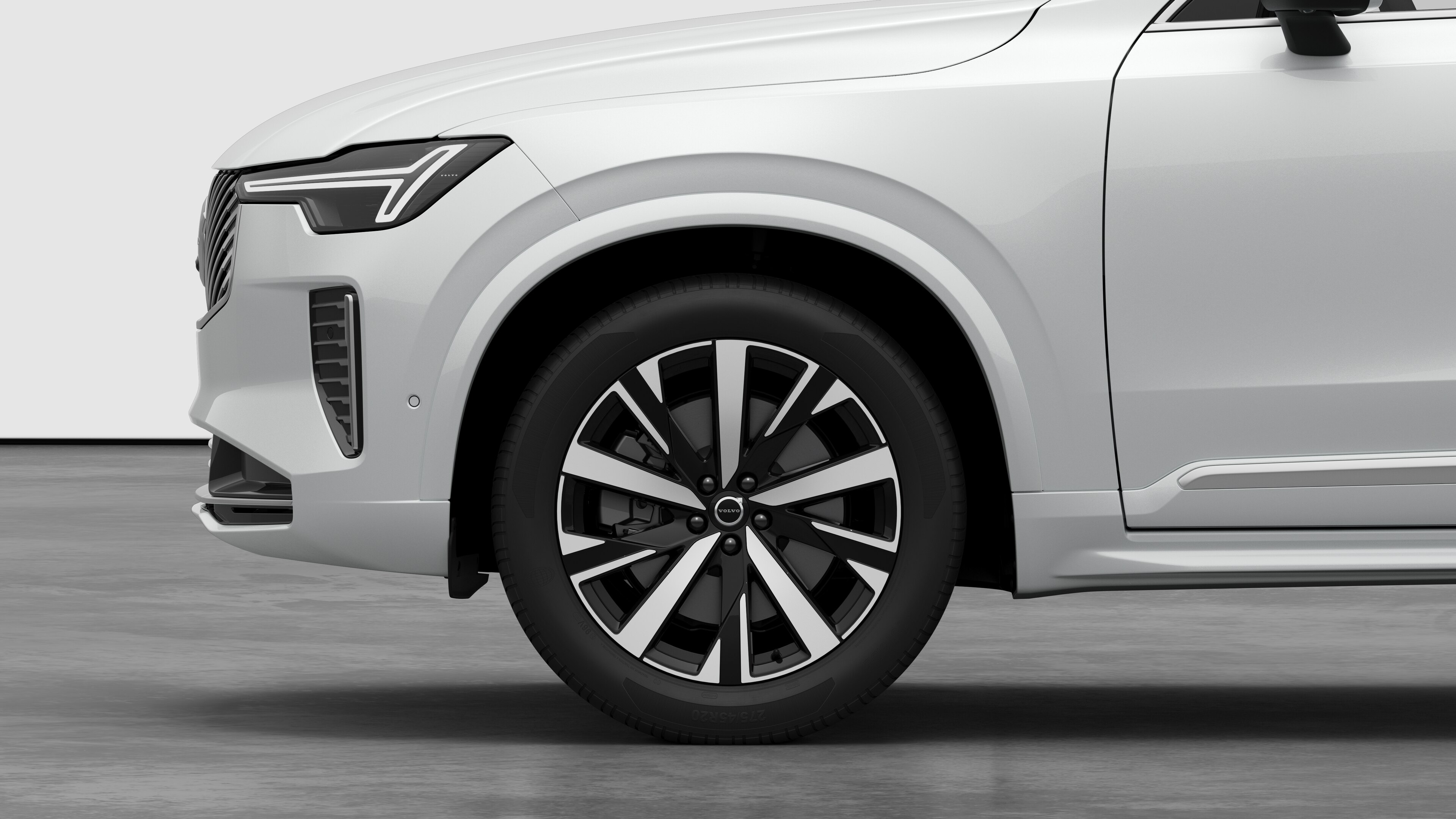 평범한 스튜디오 배경을 배경으로 앞바퀴와 펜더에 초점을 맞춘 볼보 자동차 외부 측면도.