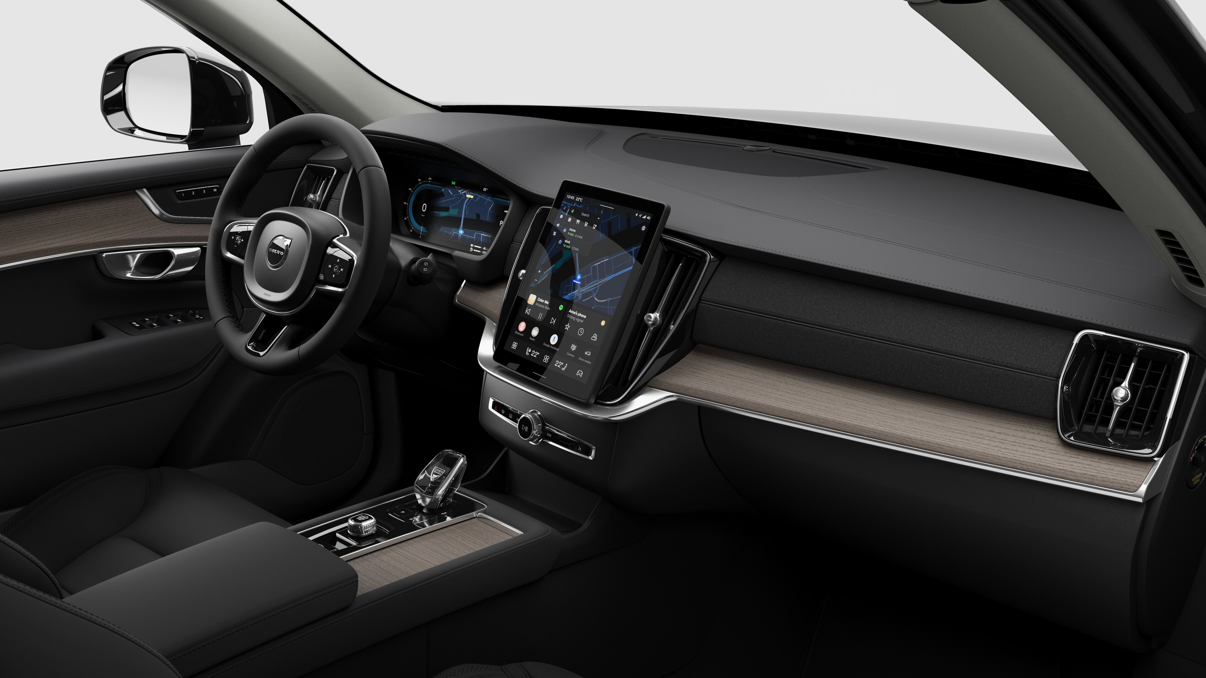 Vista interior de un vehículo Volvo que muestra el salpicadero, el volante, la consola central y la pantalla de visualización digital en un fondo de estudio liso.