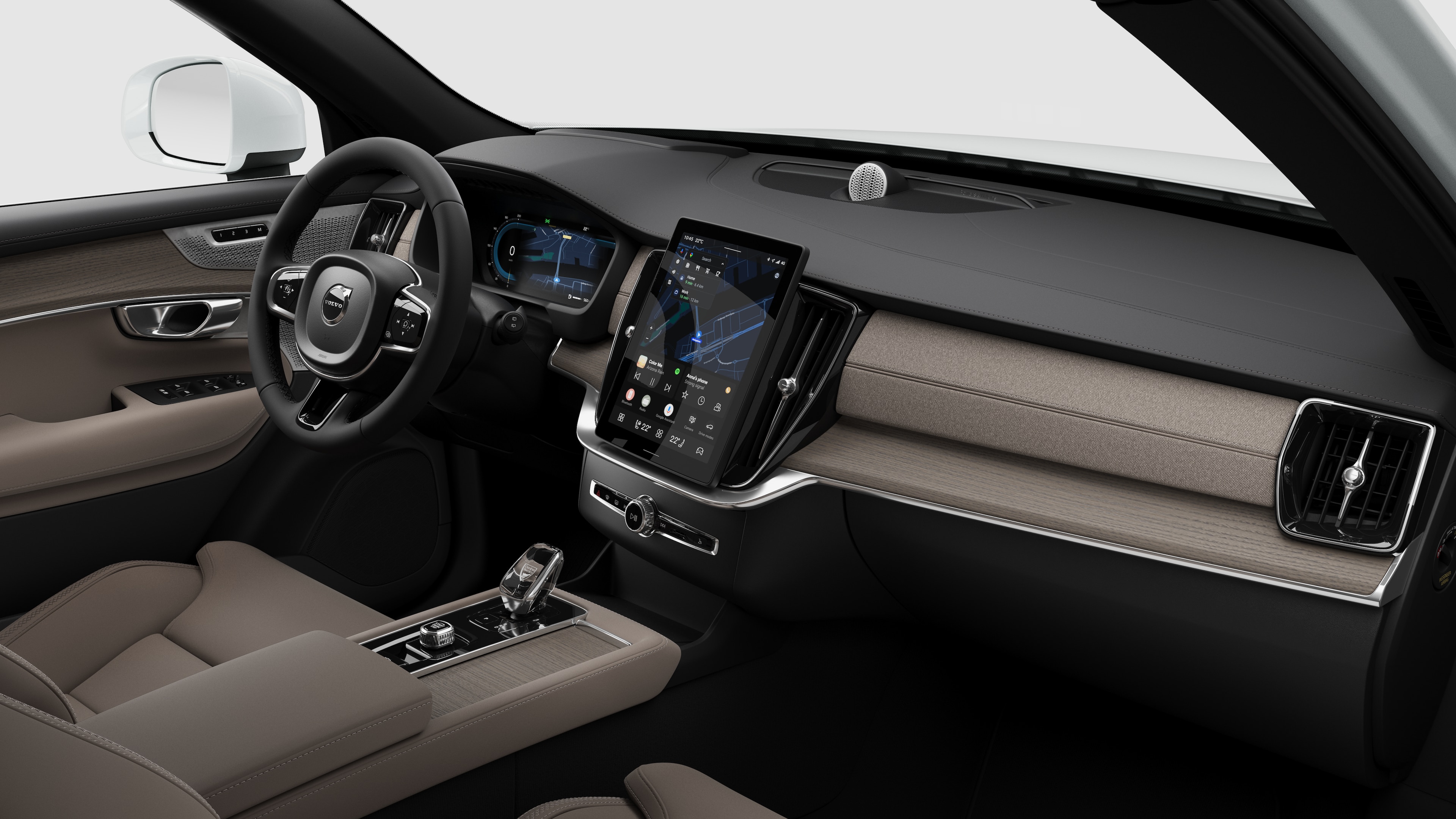 대시보드, 스티어링 휠, 센터 콘솔 및 디지털 디스플레이 화면을 평범한 스튜디오 배경에 보여주는 Volvo 자동차의 내부 모습.