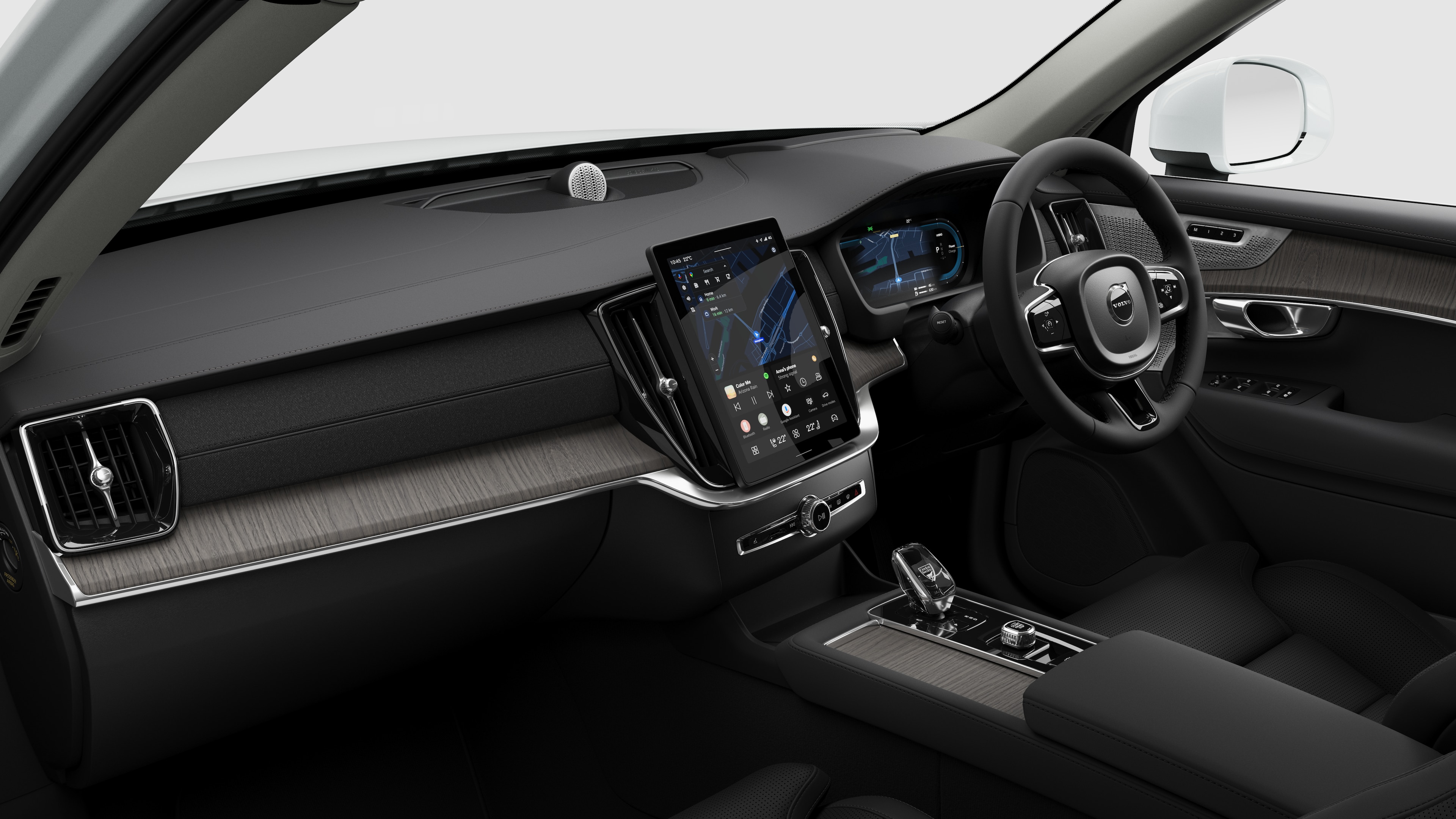 มุมมองภายในของรถยนต์ Volvo ที่แสดงแผงหน้าปัด พวงมาลัย คอนโซลกลาง และหน้าจอแสดงผลดิจิทัลในพื้นหลังสตูดิโอธรรมดา