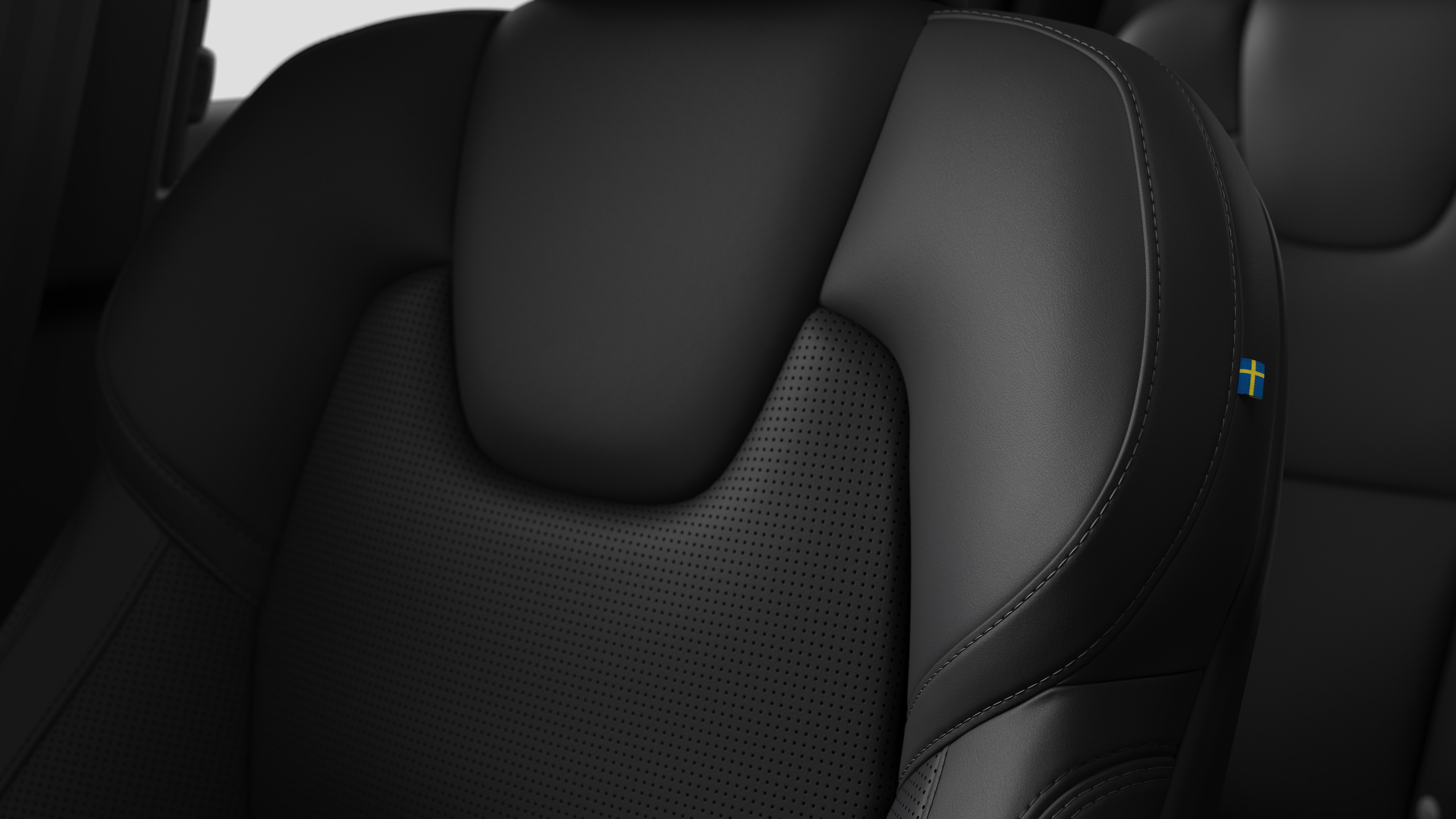 Volvo 汽車座椅內裝細節特寫，顯示縫線和瑞典小國旗標籤。