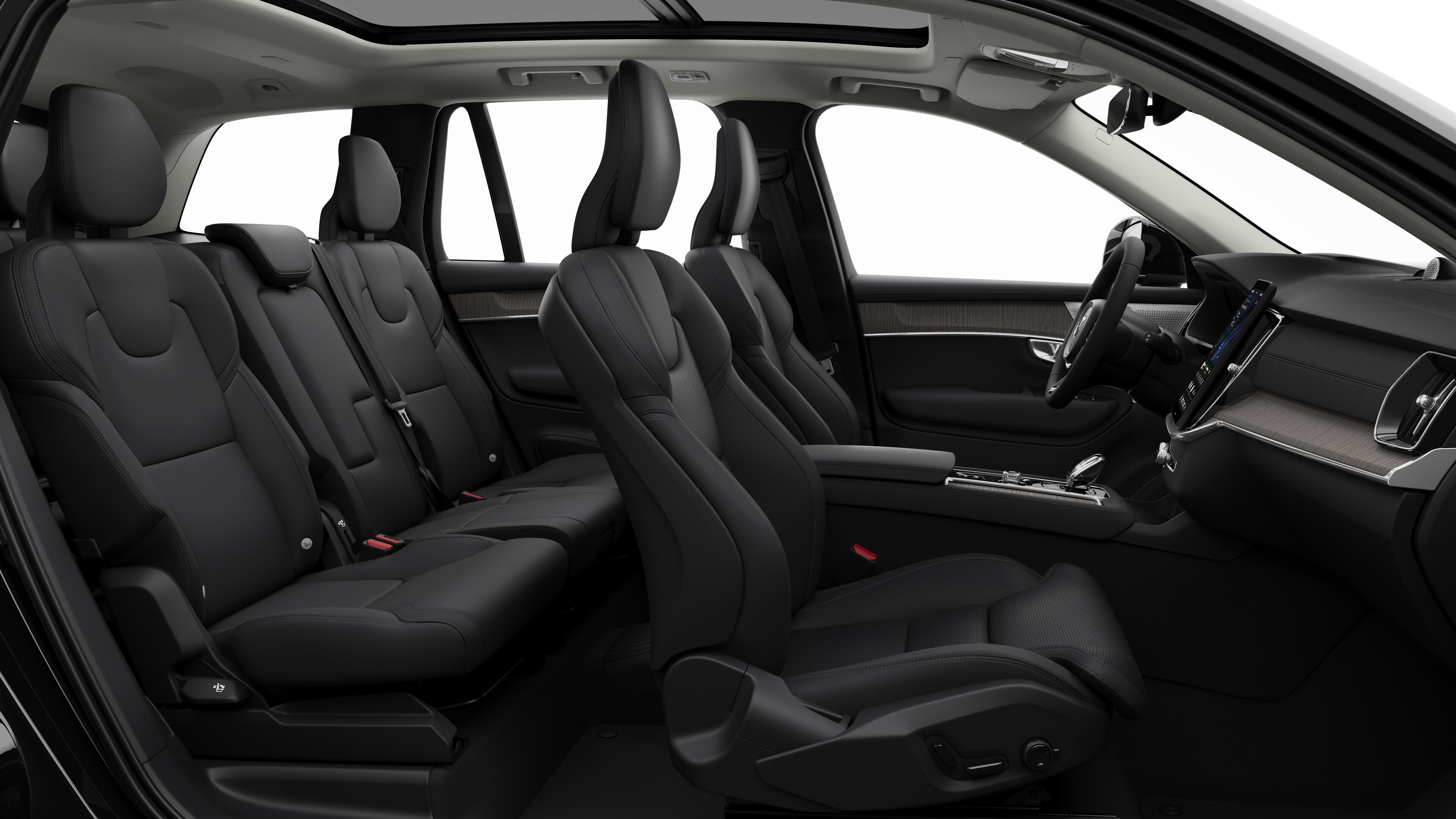 Vista lateral del interior del vehículo Volvo que muestra los asientos delanteros, los asientos traseros del pasajero, el volante, el salpicadero y la consola central, sobre un fondo de estudio liso.