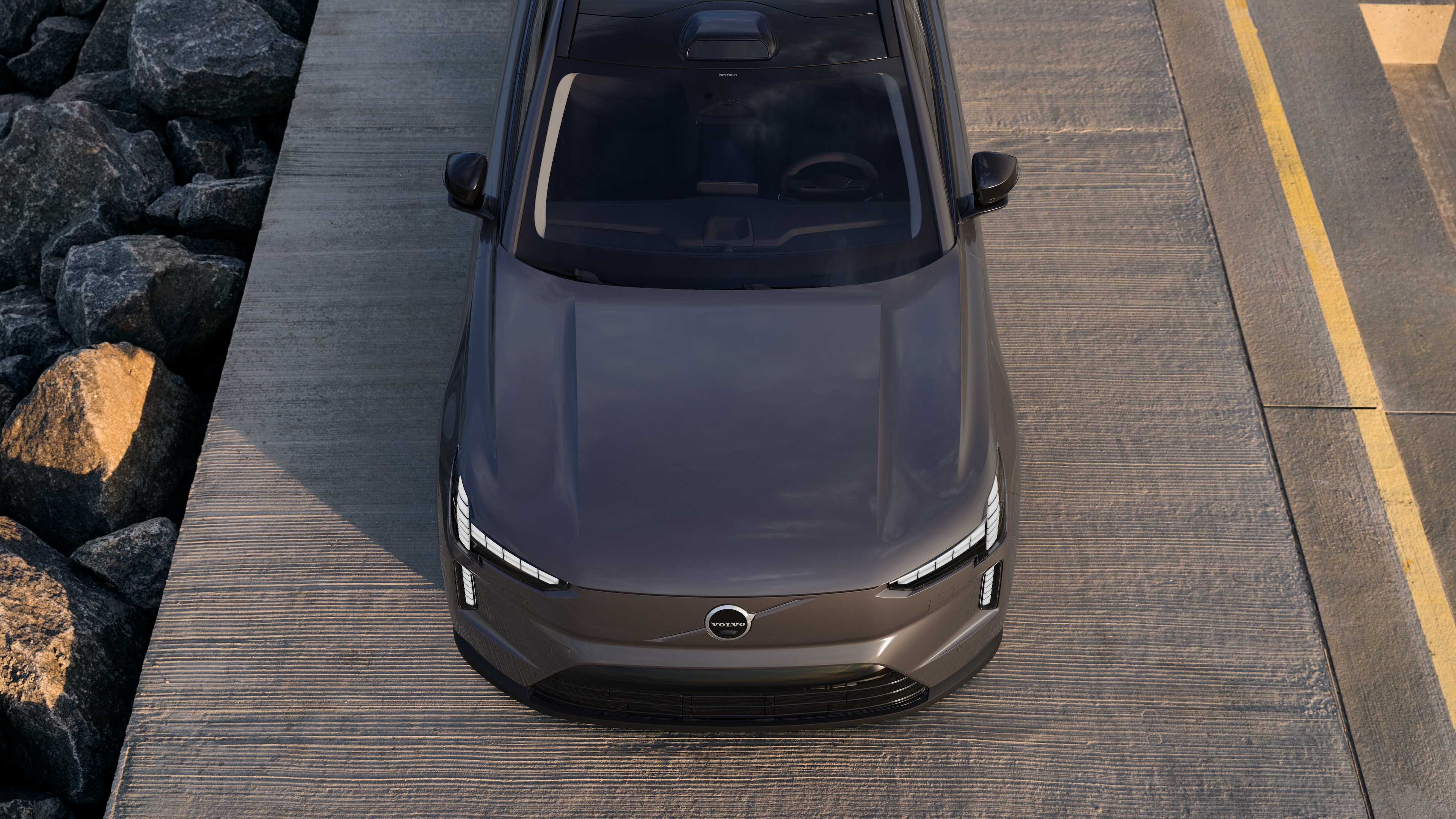 Nadwozie samochodu Volvo w trzech czwartych na tle miejskiej ulicy, z widocznym jednym bokiem, dachem i częścią przodu