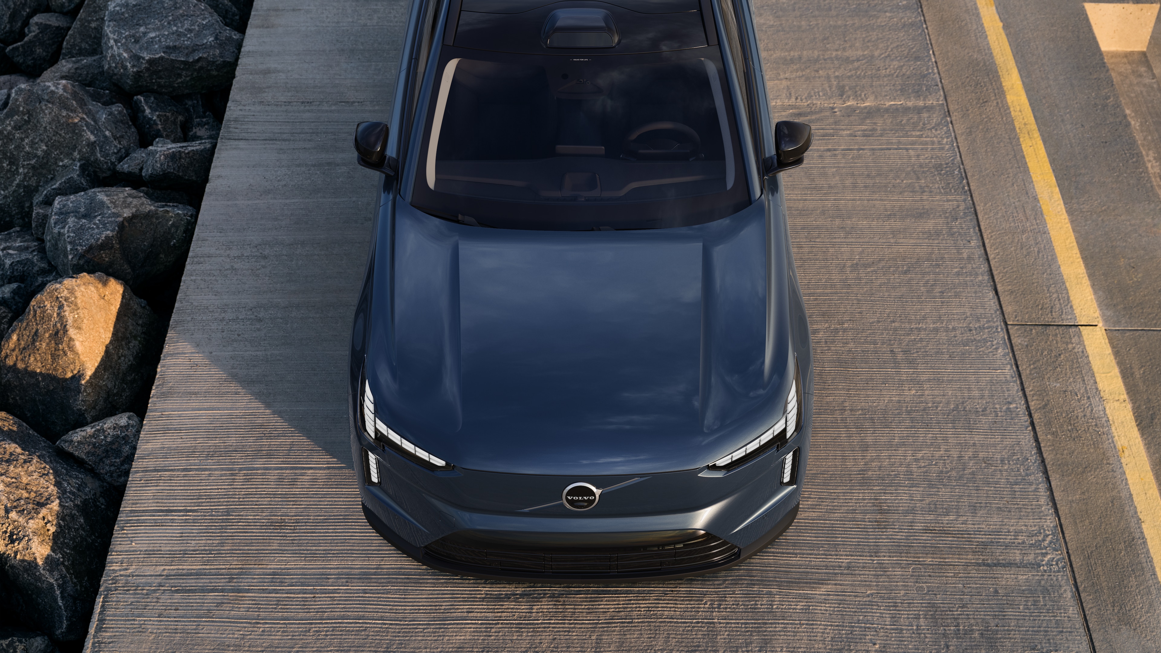 Extérieur d’une Volvo vue de trois quarts sur un fond de rue urbaine, montrant un côté, un toit et une partie de l’avant.