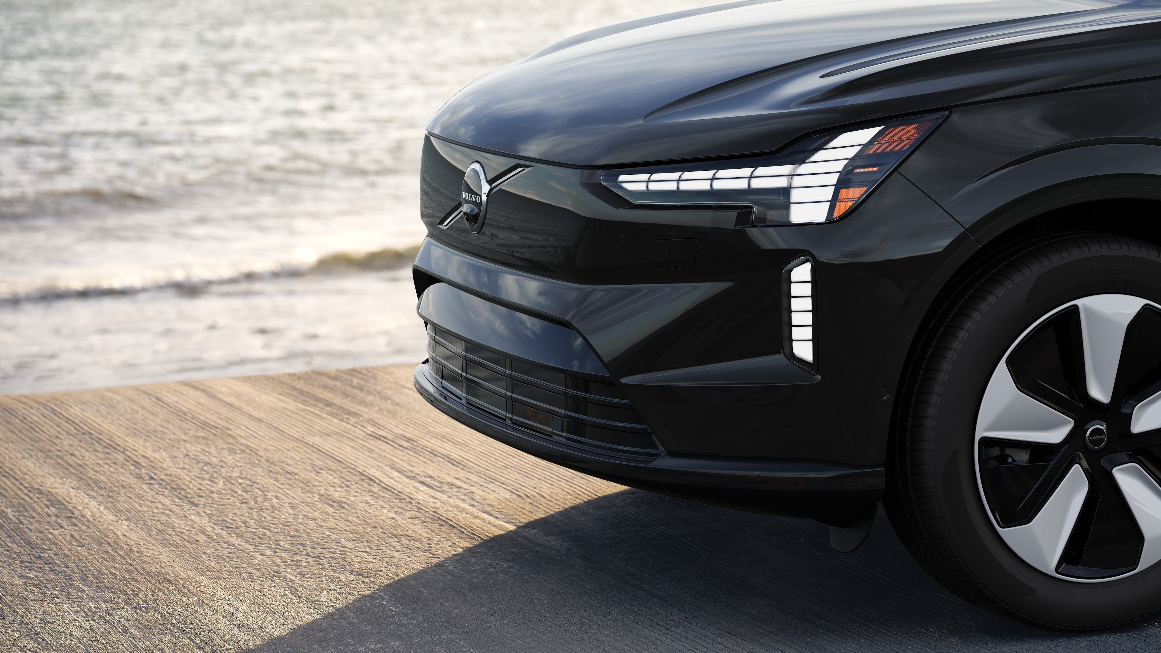 Exterior del vehículo Volvo en vista de tres cuartos sobre un fondo de muro de hormigón industrial.