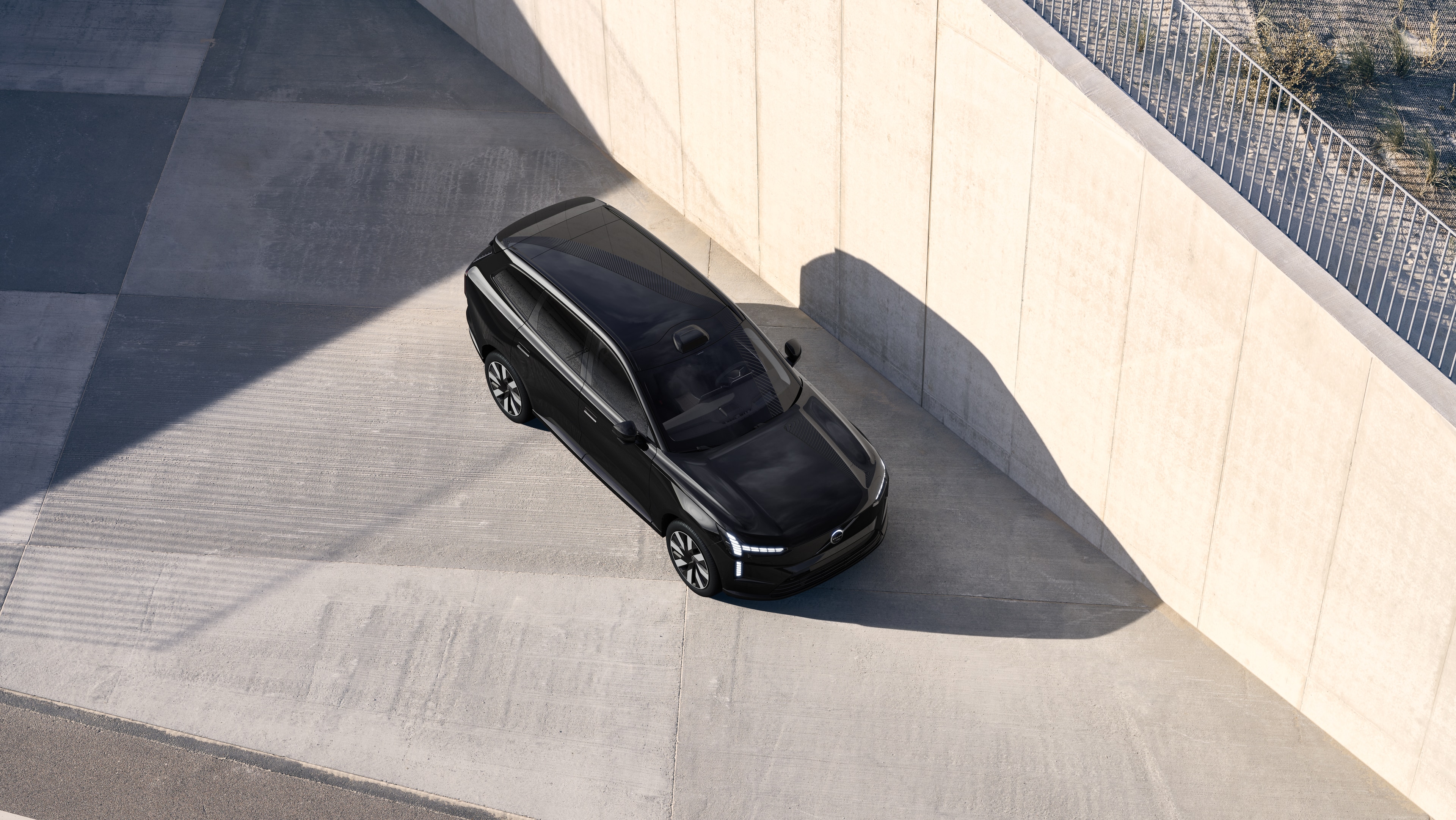 Das Äußere eines Volvo Fahrzeugs von oben im schlichten Studiohintergrund gezeigt.