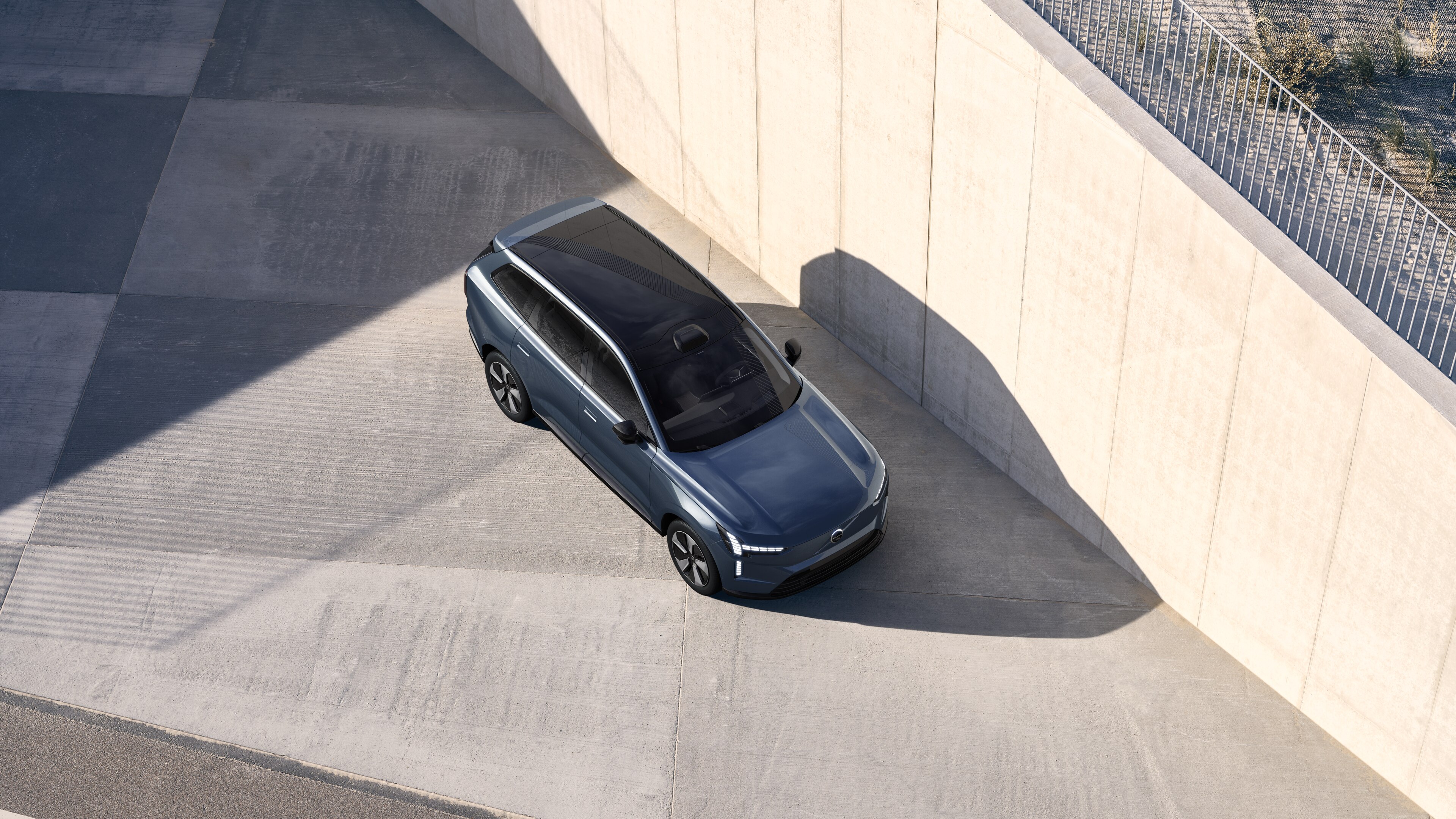 Das Äußere eines Volvo Fahrzeugs von oben im schlichten Studiohintergrund gezeigt.