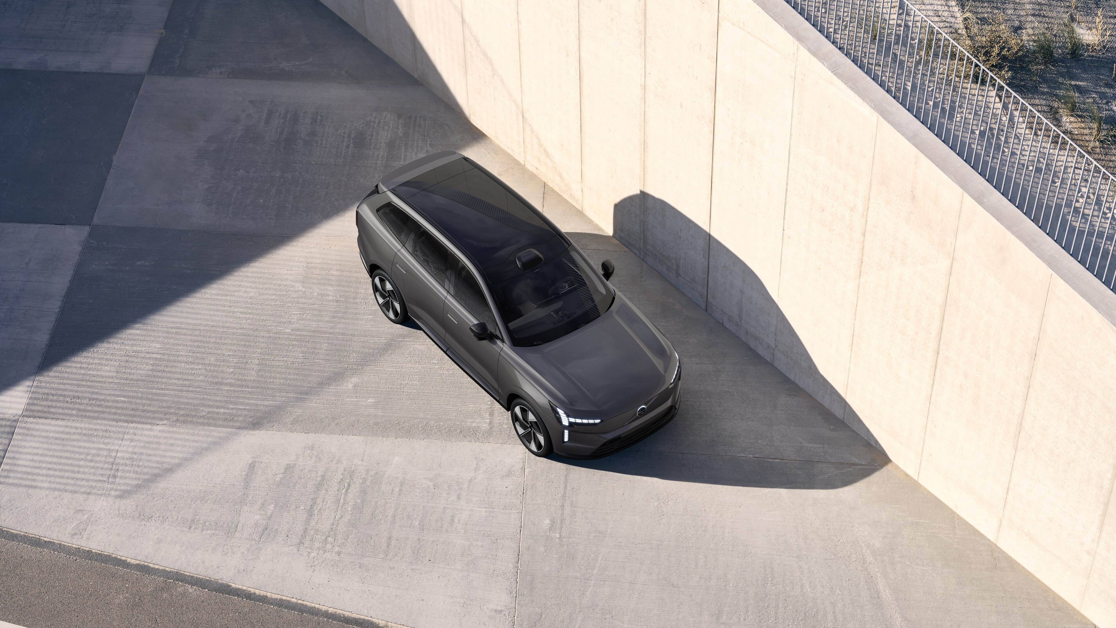 El exterior del vehículo Volvo se muestra desde arriba en un fondo de estudio liso.
