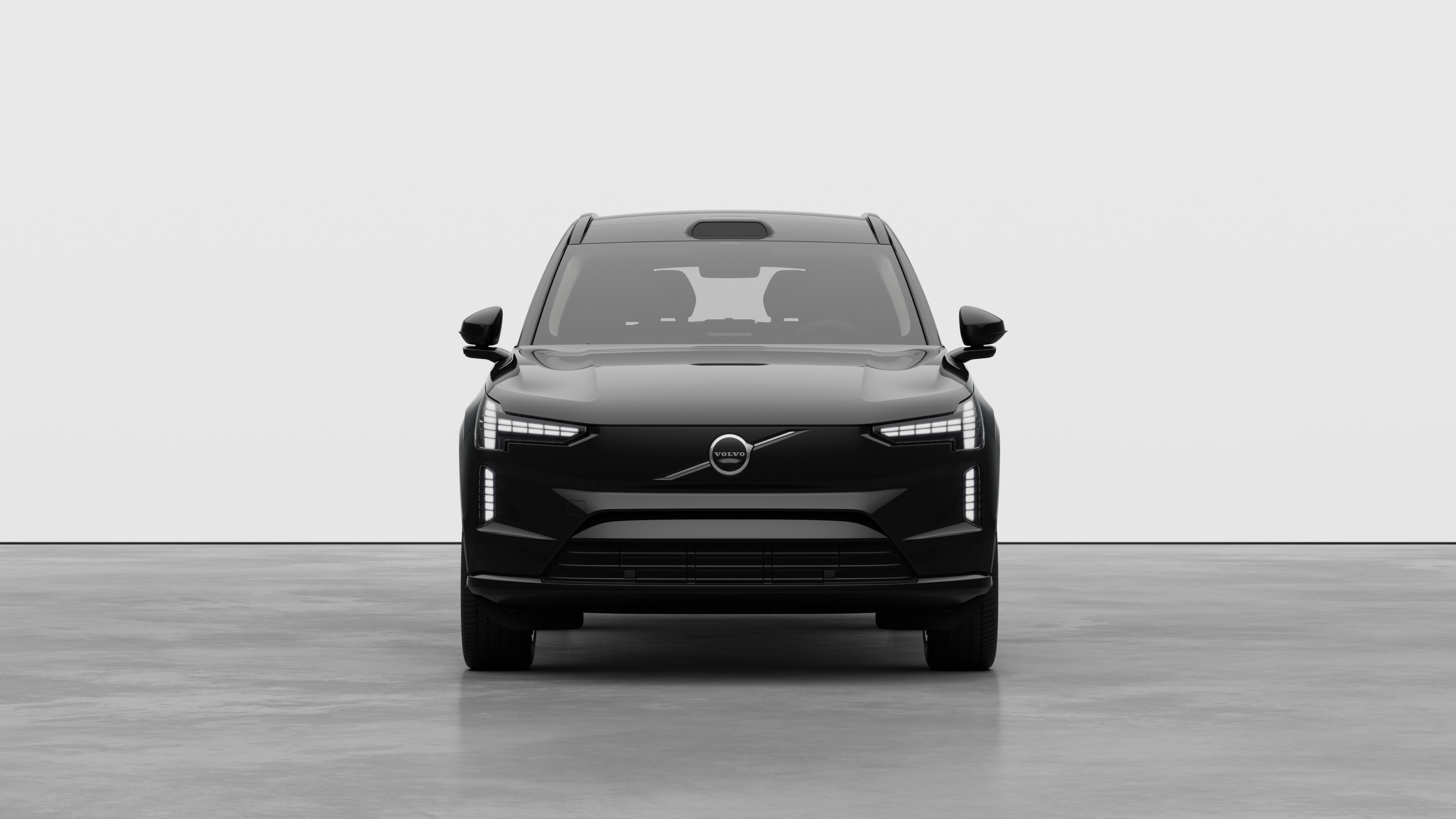 Vorderansicht eines Volvo vor dem Hintergrund eines schlichten Studios.