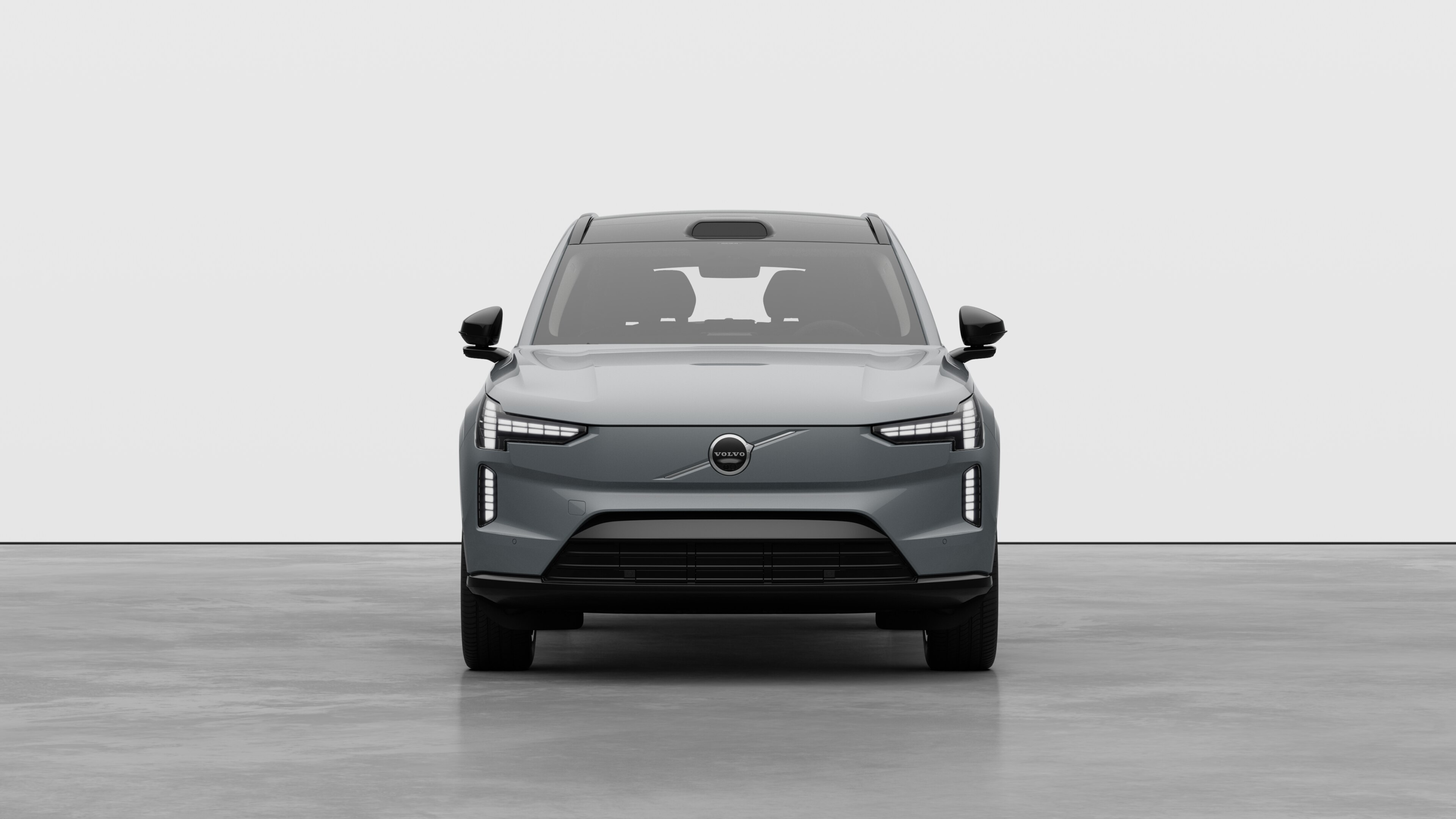 Изглед отпред на автомобил Volvo на обикновен студиен фон.