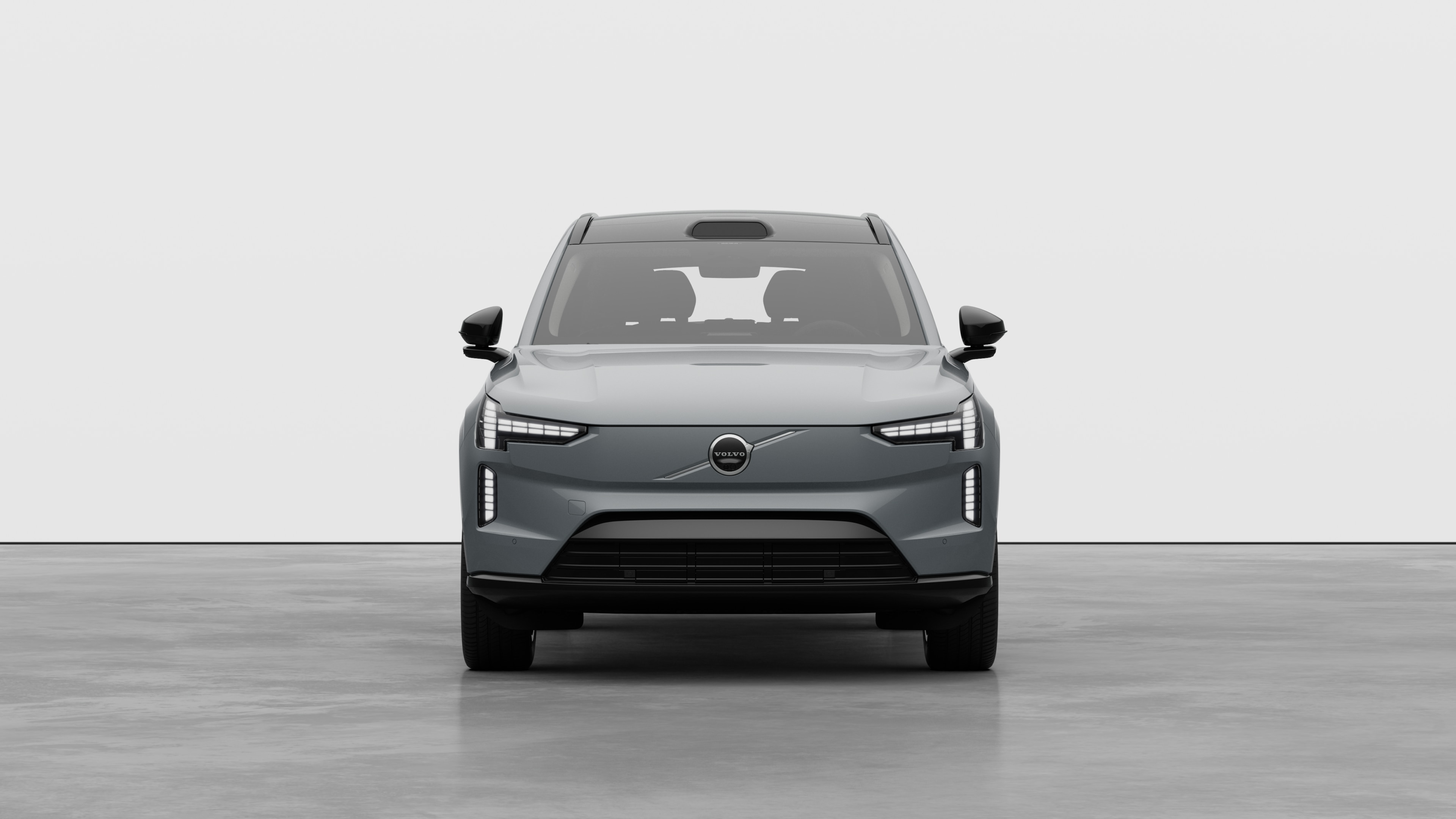 Volvo მანქანის წინა ხედი უბრალო სტუდიის ფონზე.