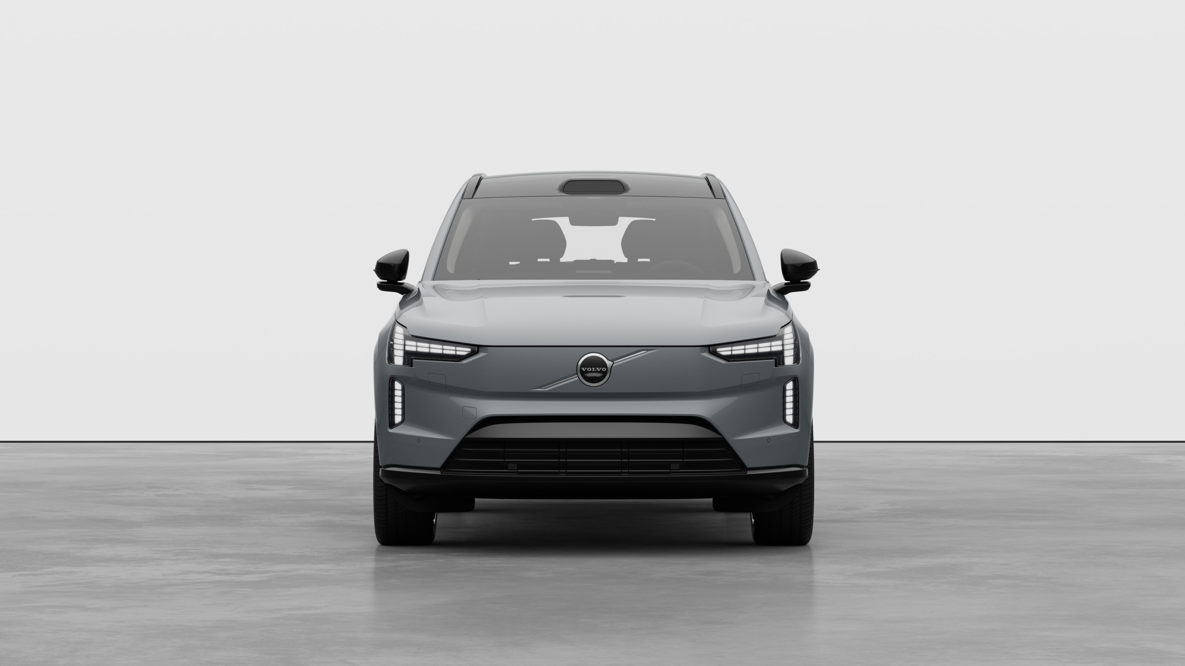 Framhlið Volvo-bíls í látlausum stúdíóbakgrunni.