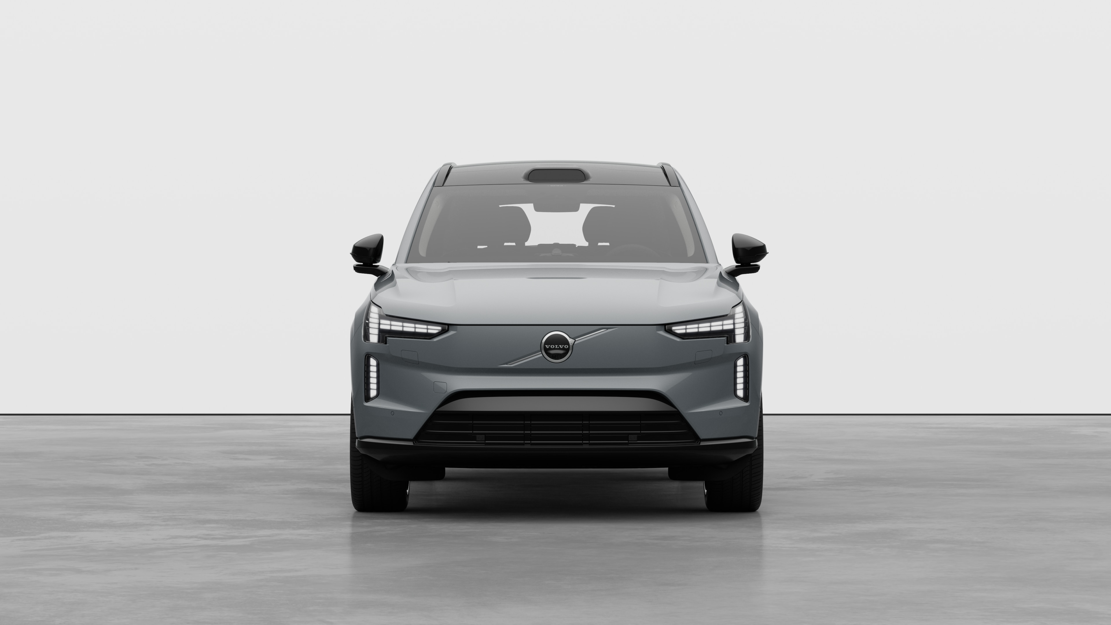 Vista frontal de um carro Volvo em um fundo de estúdio simples.