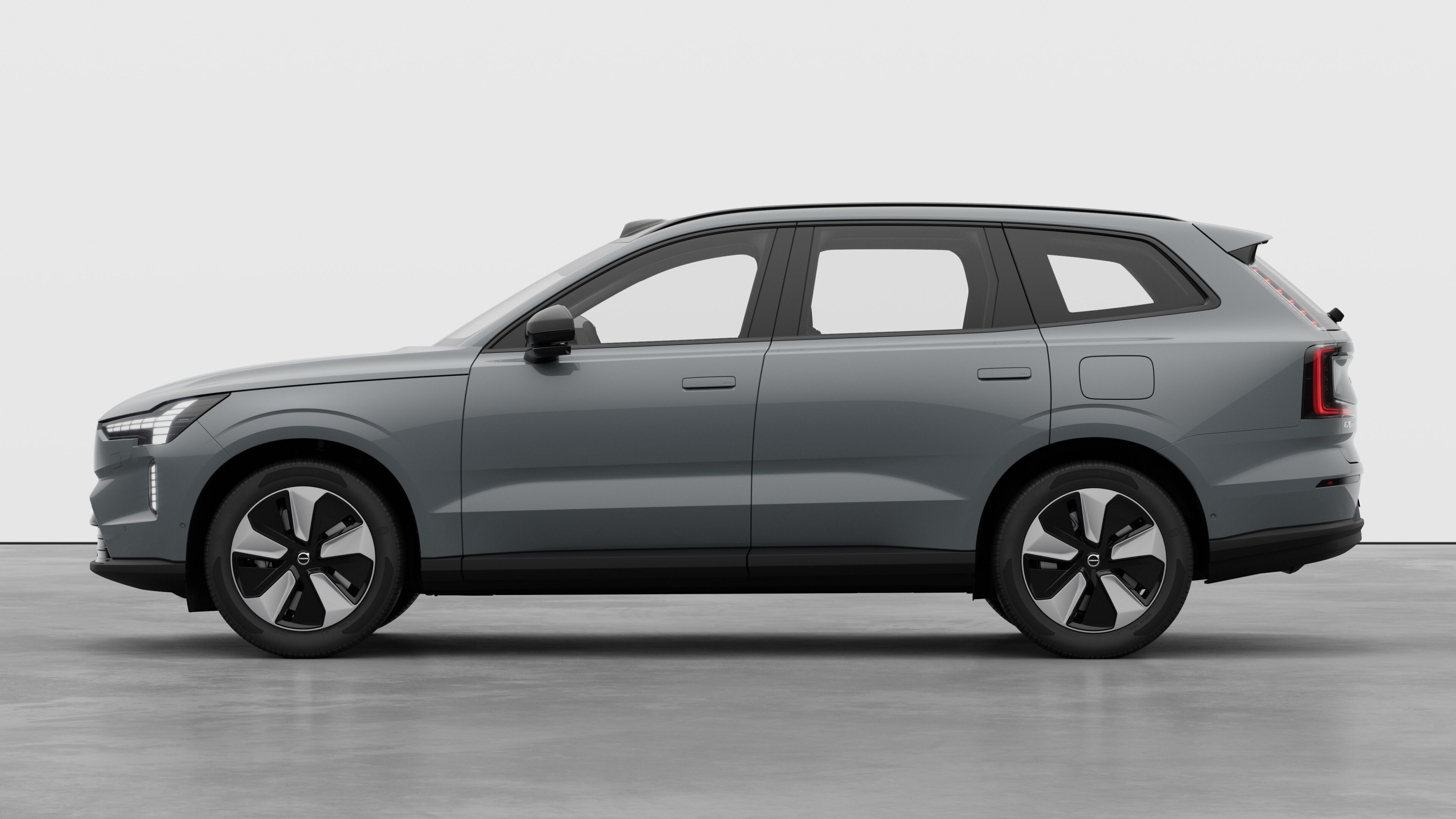 Samochód Volvo widziany z boku na tle zwykłego studia Nie ma żadnych dodatkowych szczegółów ani identyfikatorów.