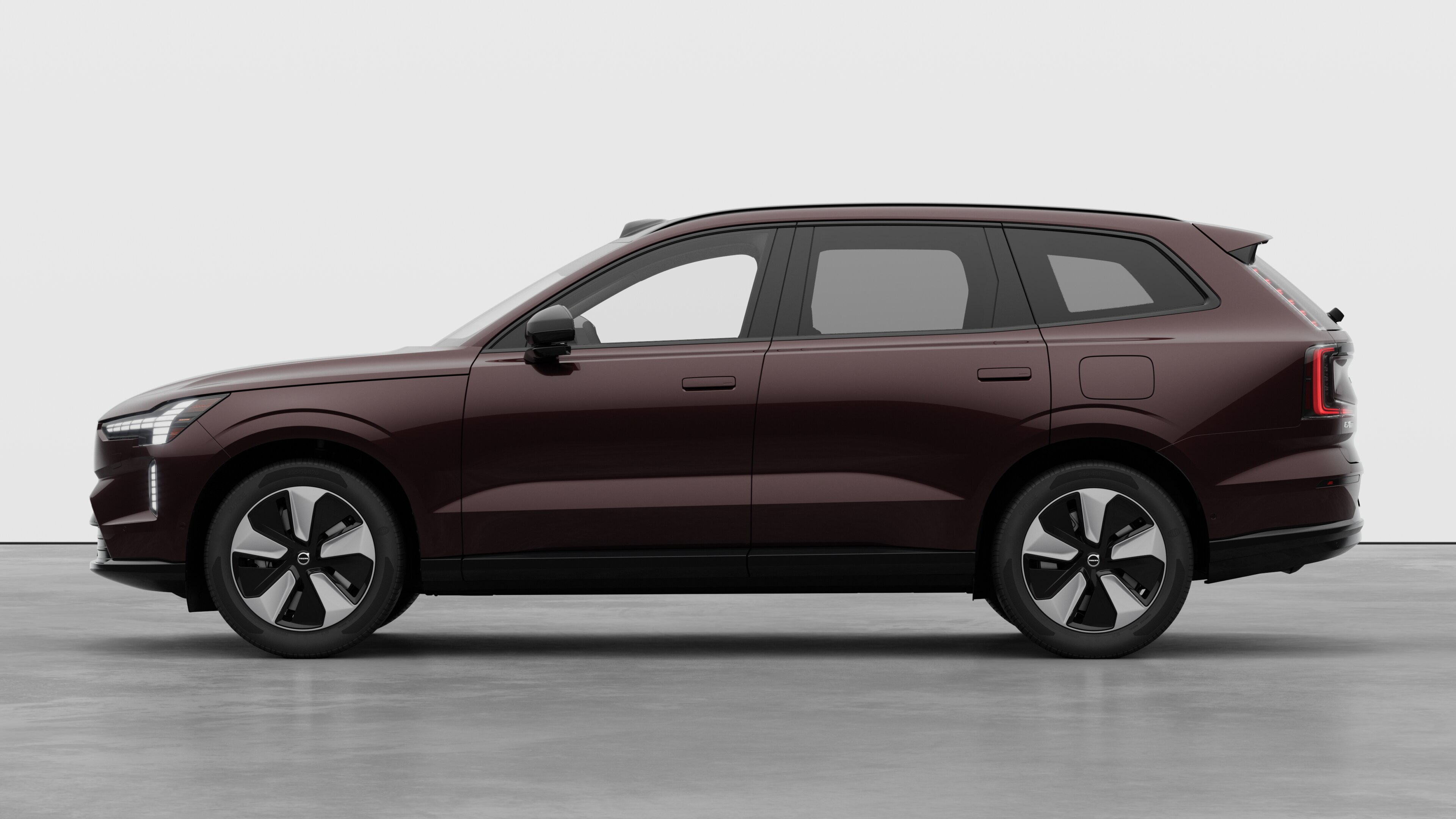 Voiture Volvo vue latérale sur un simple fond de studio. Aucun détail ou identifiant supplémentaire n’est présent.