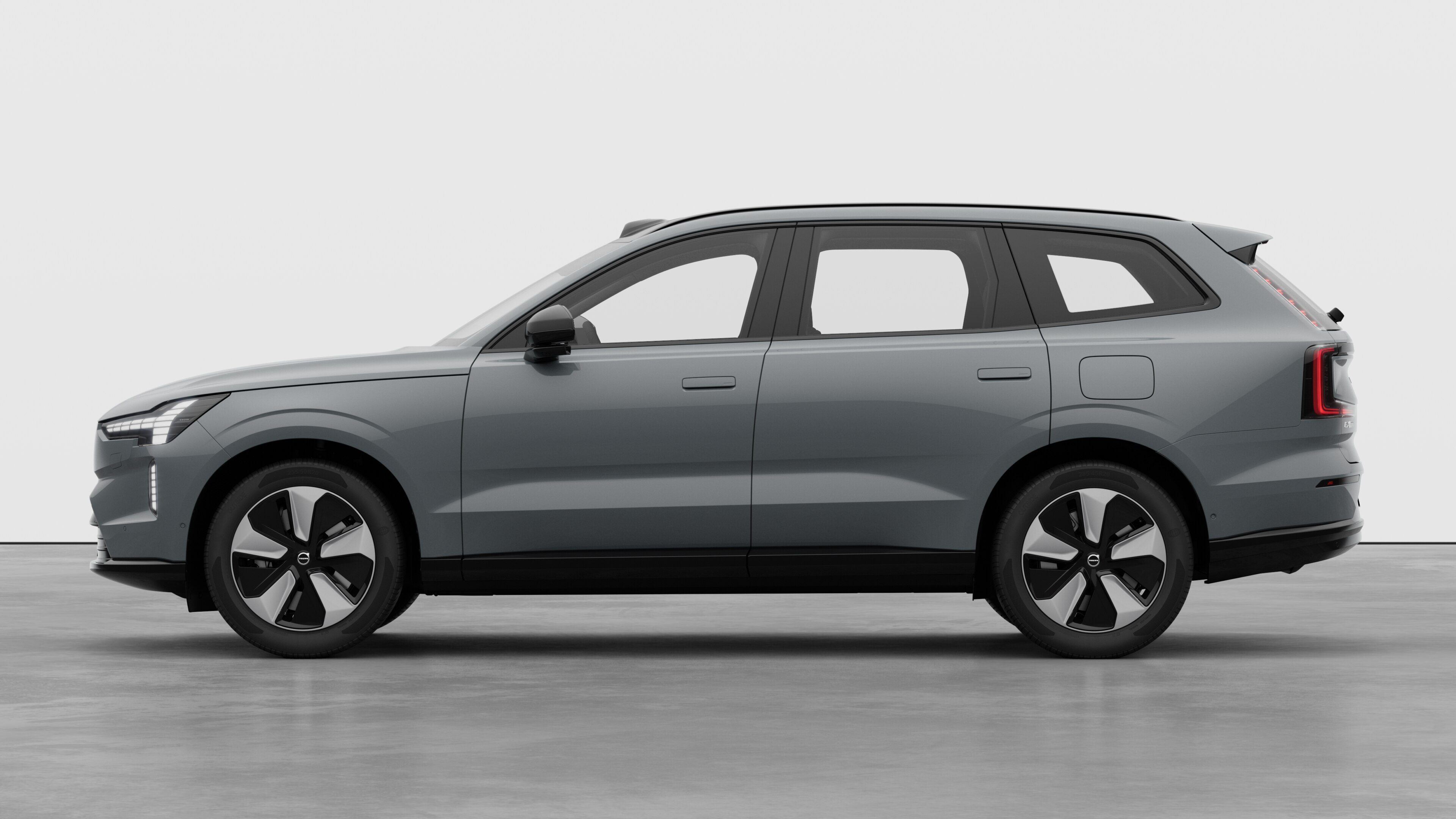 Volvo -auto sivulta nähtynä tavallista studiotaustaa vasten. Muita tietoja tai tunnisteita ei ole.