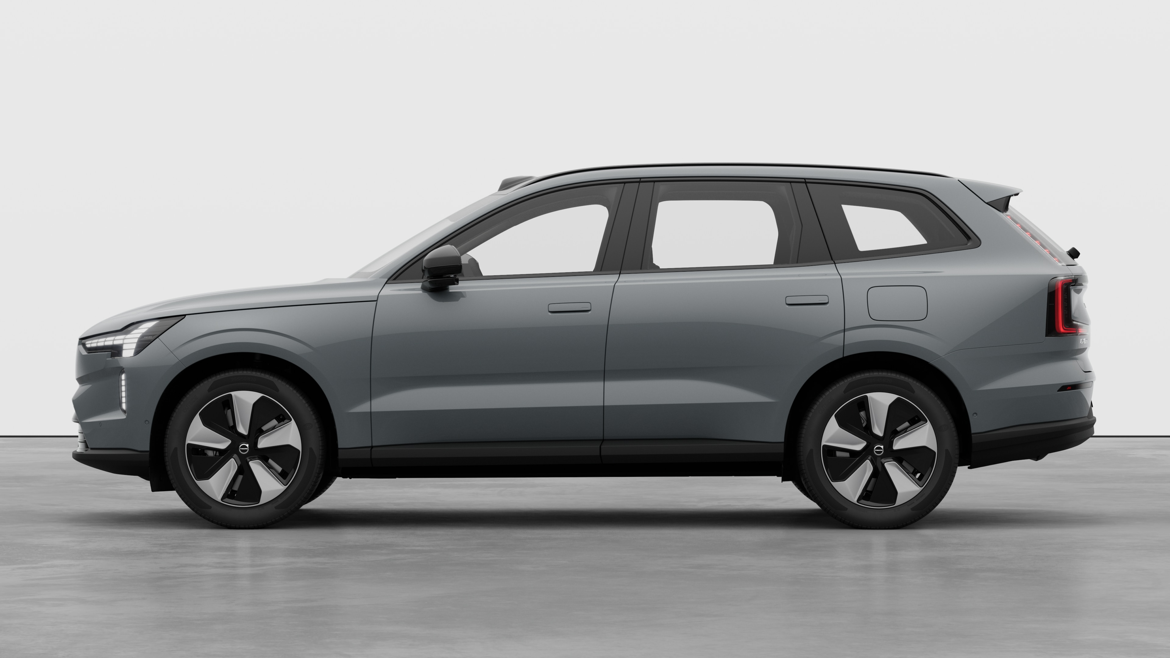 Volvo in zijaanzicht tegen een effen studioachtergrond. Er zijn geen aanvullende details of identificatiegegevens aanwezig.