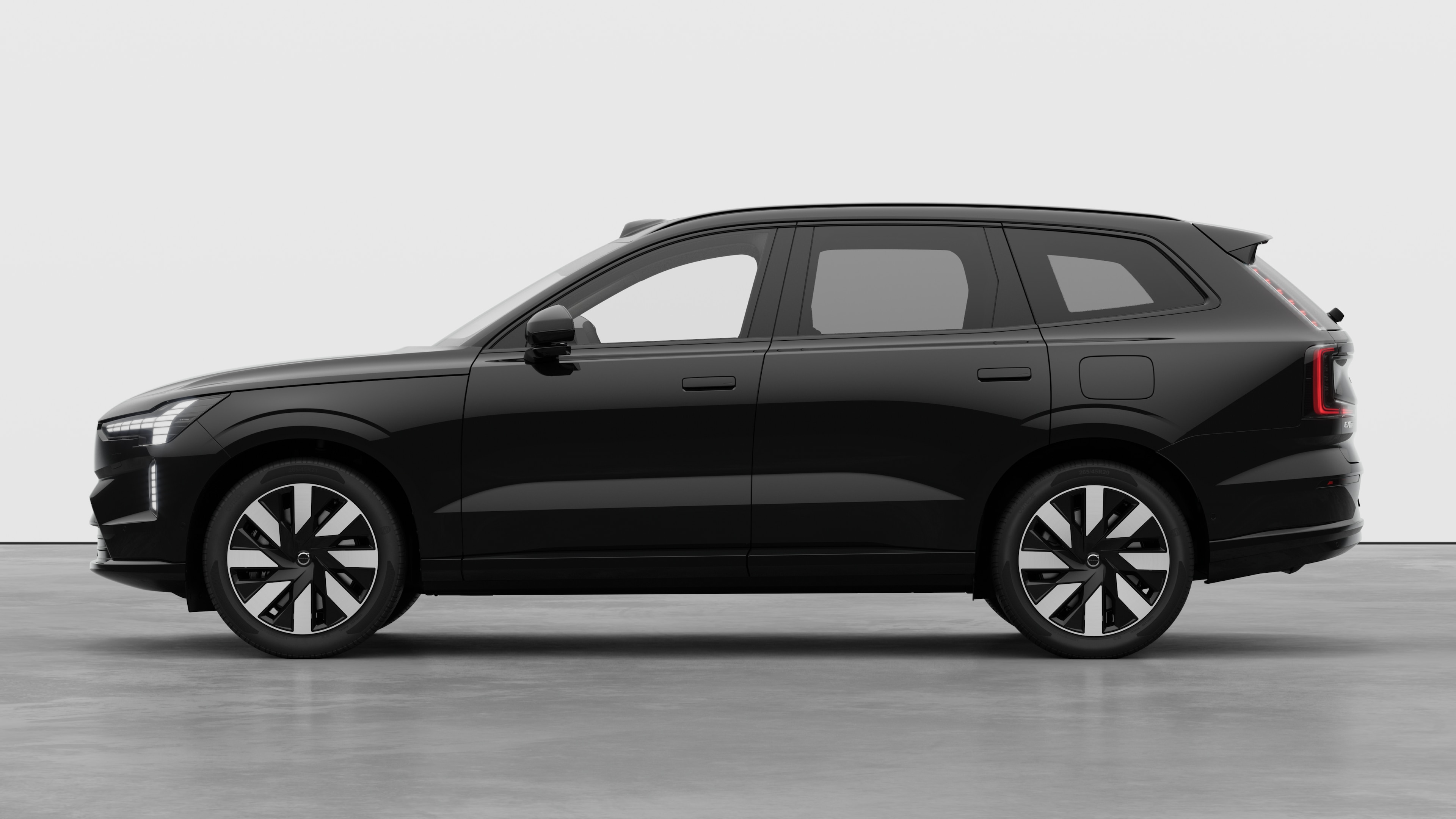 Volvo Fahrzeug in Seitenansicht vor einem schlichten Studiohintergrund. Es sind keine zusätzlichen Details oder Identifikatoren vorhanden.