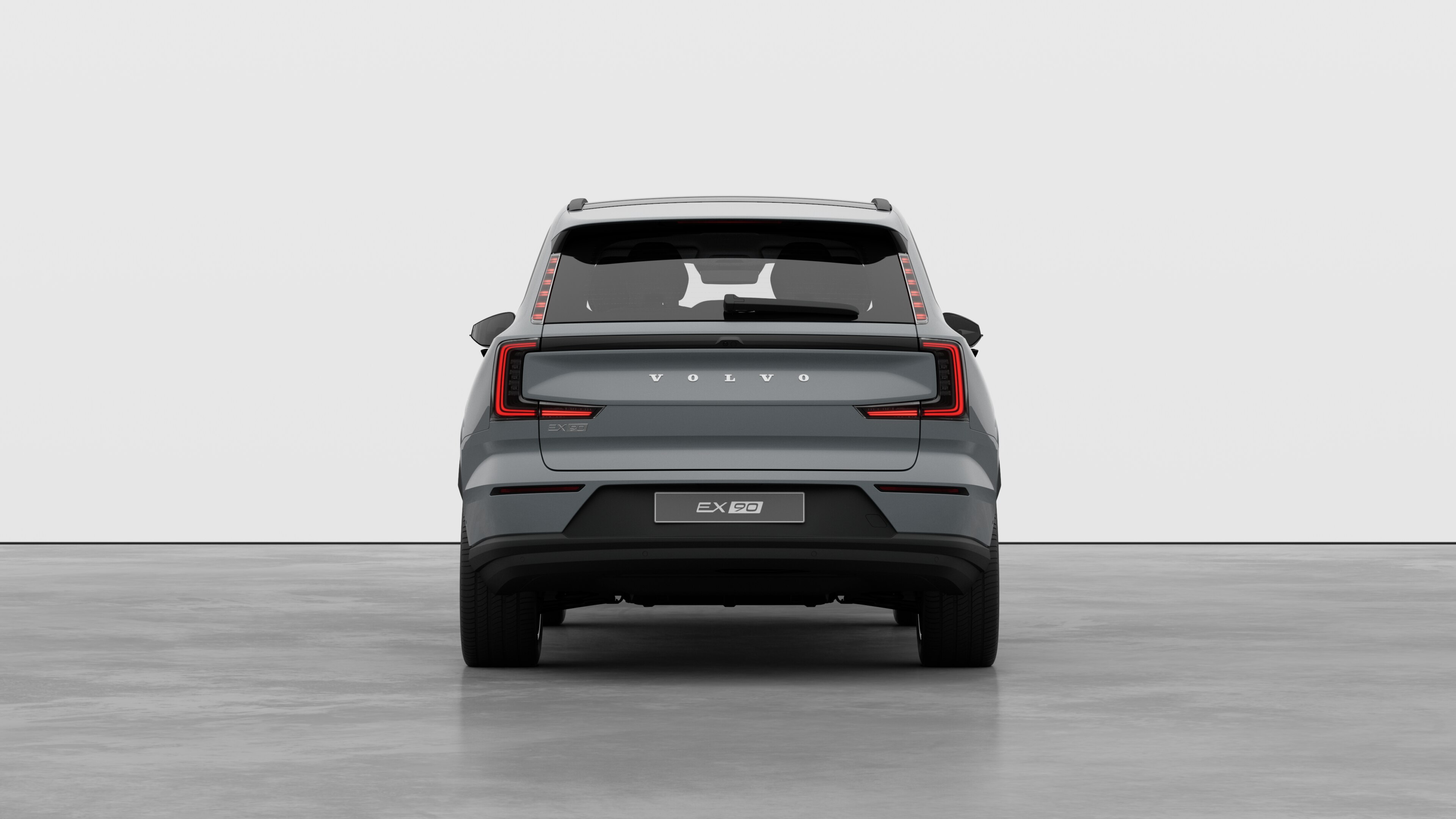 Achteraanzicht van een Volvo tegen een effen studioachtergrond.