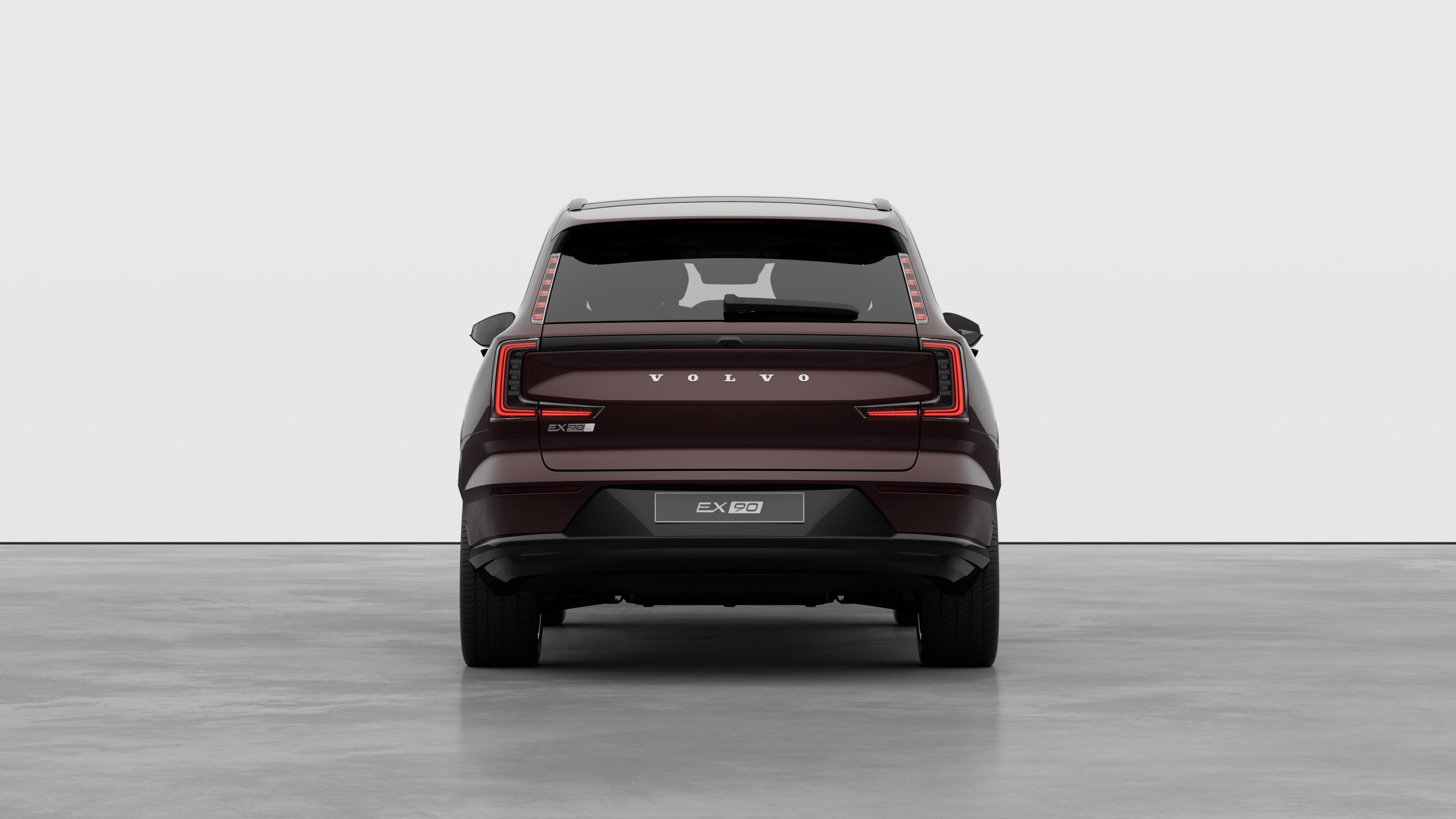 Vue arrière d’une voiture Volvo sur un fond de studio uni.