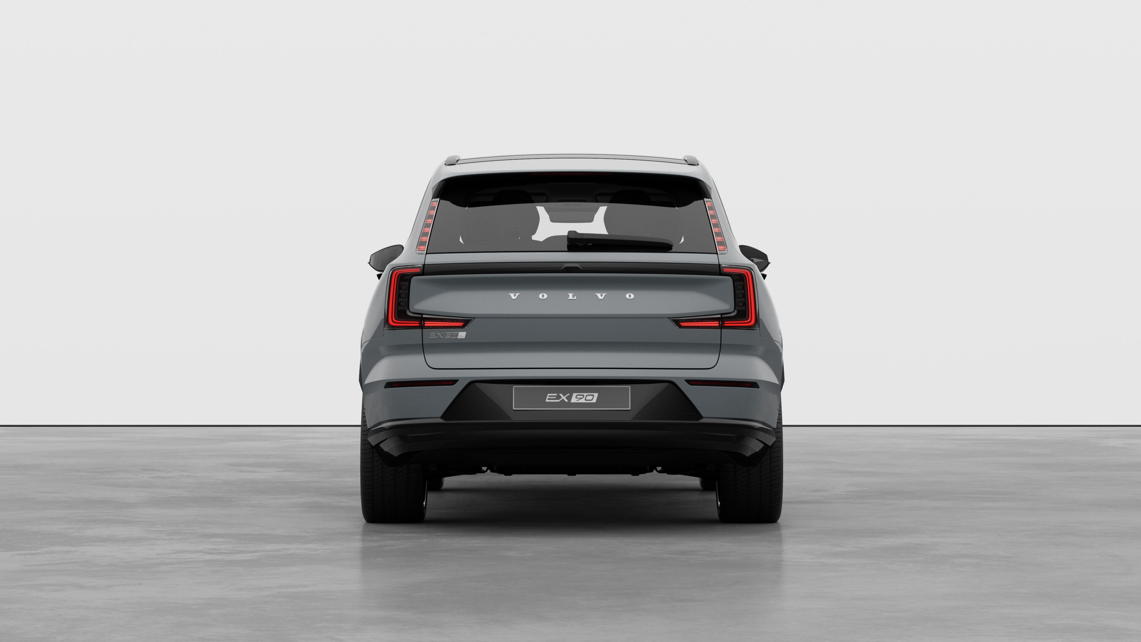 Vista trasera del vehículo Volvo sobre un fondo de estudio liso.