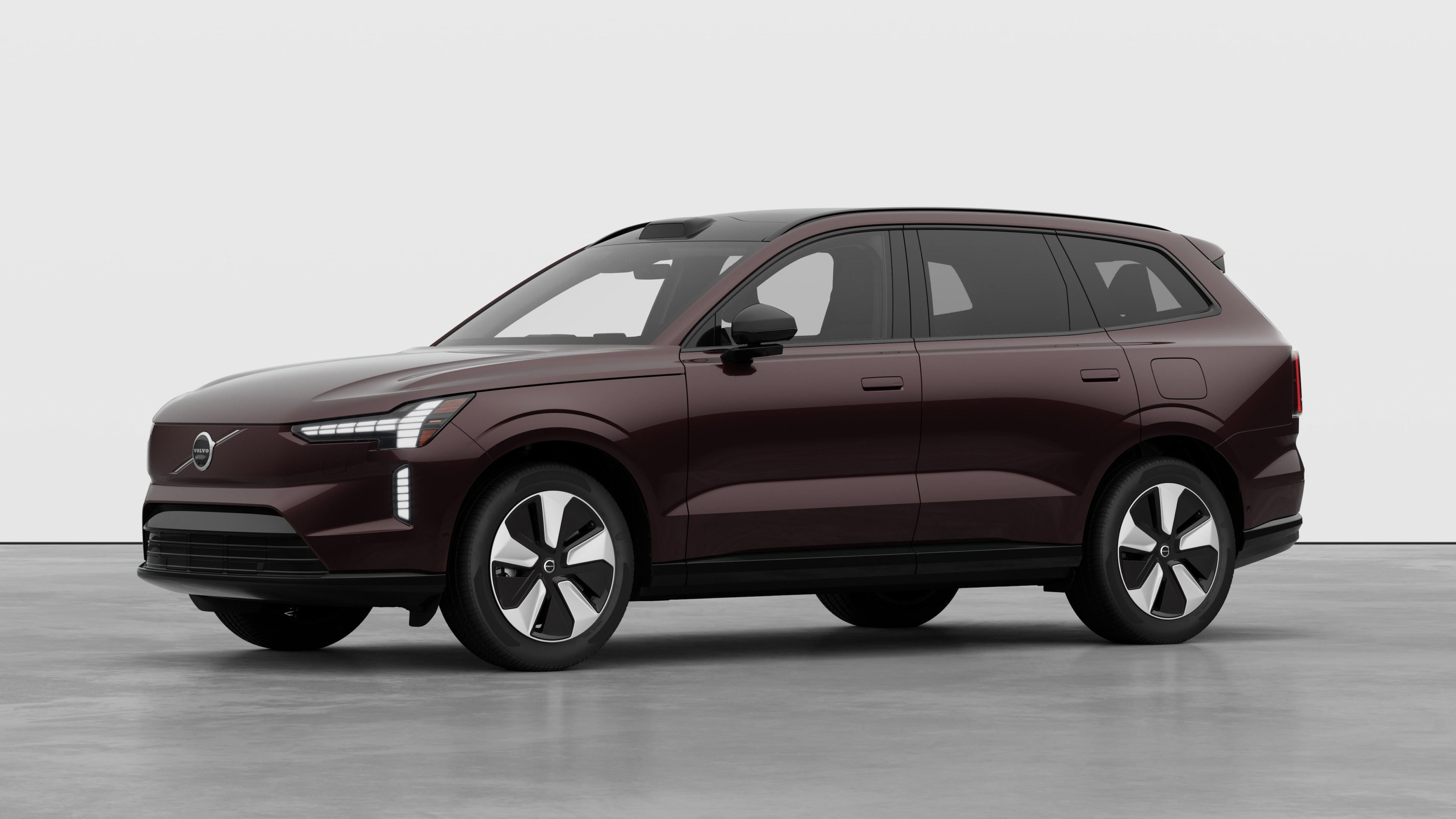 L’extérieur d’une voiture Volvo vue de trois quarts, sur un fond de studio uni.