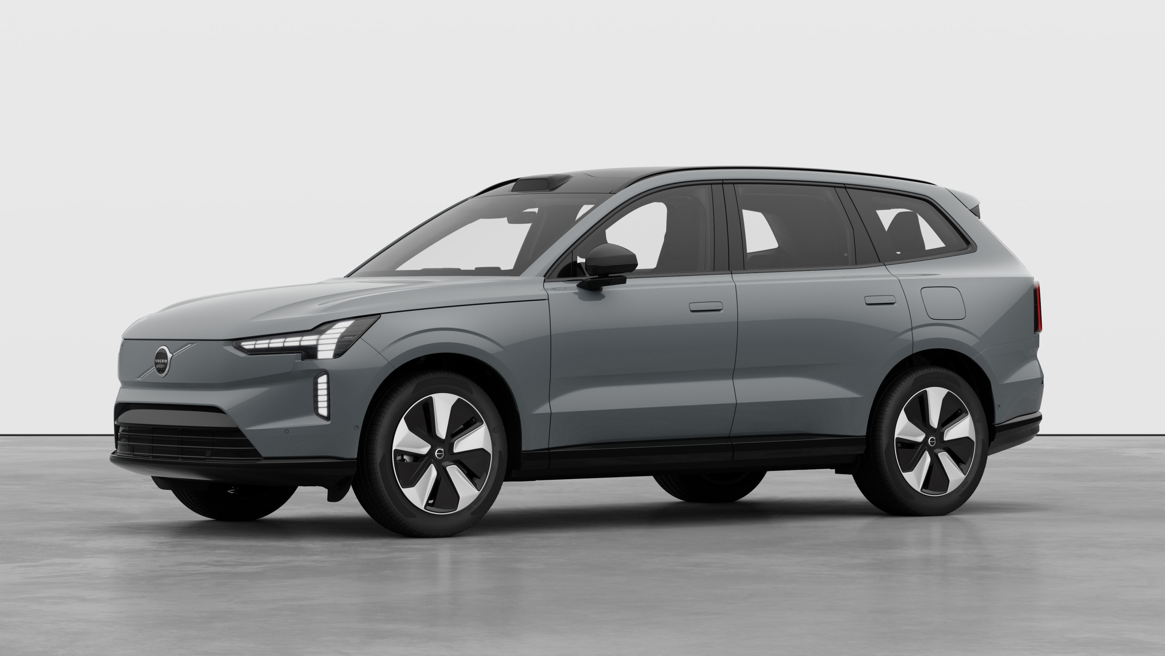 Volvo avtomobil eksteryer üç dörddə bir baxışda, sadə studiya fonunda.