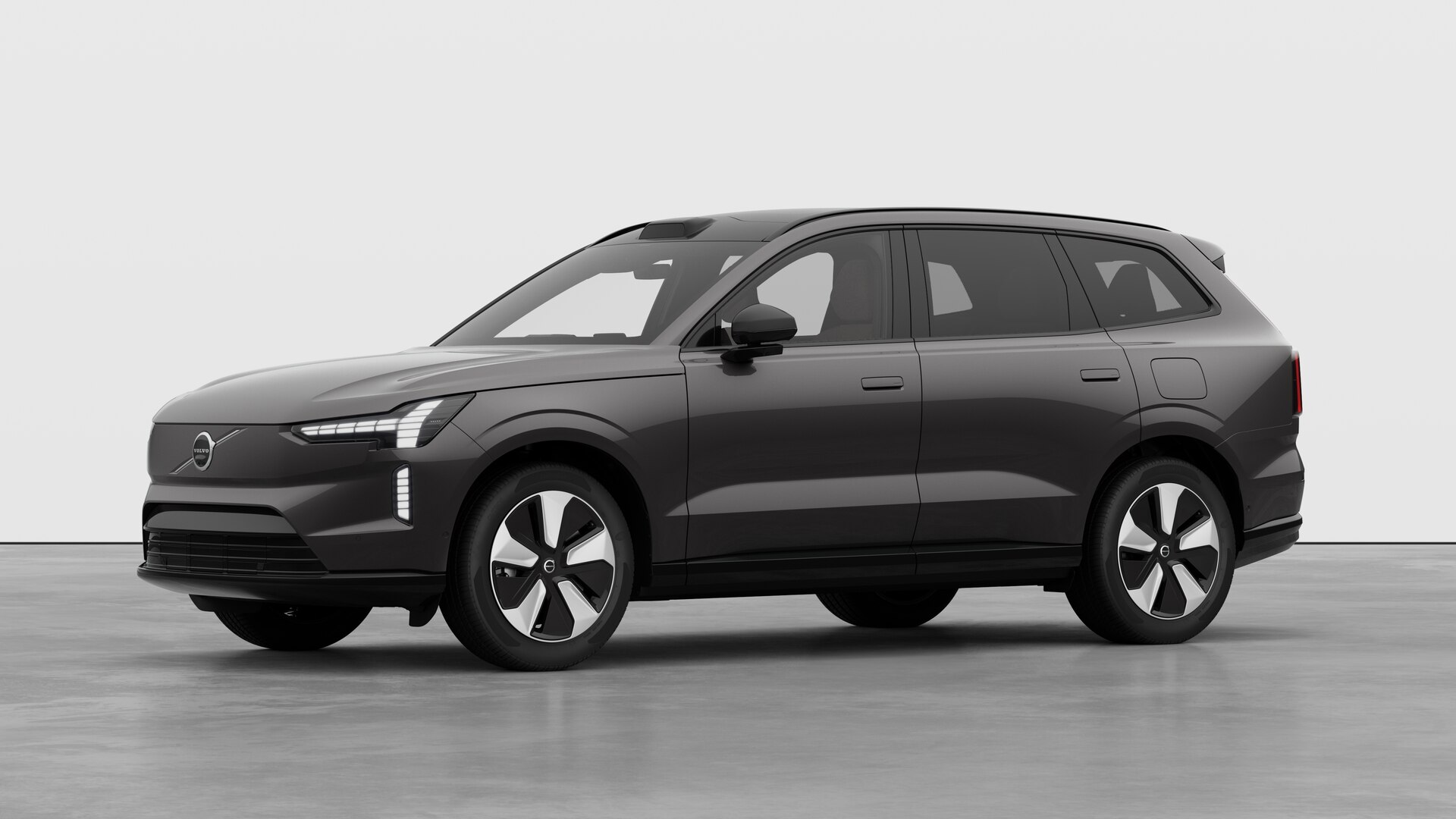 Extérieur d’une Volvo vue de trois quarts, arrière-plan uni d’un studio.