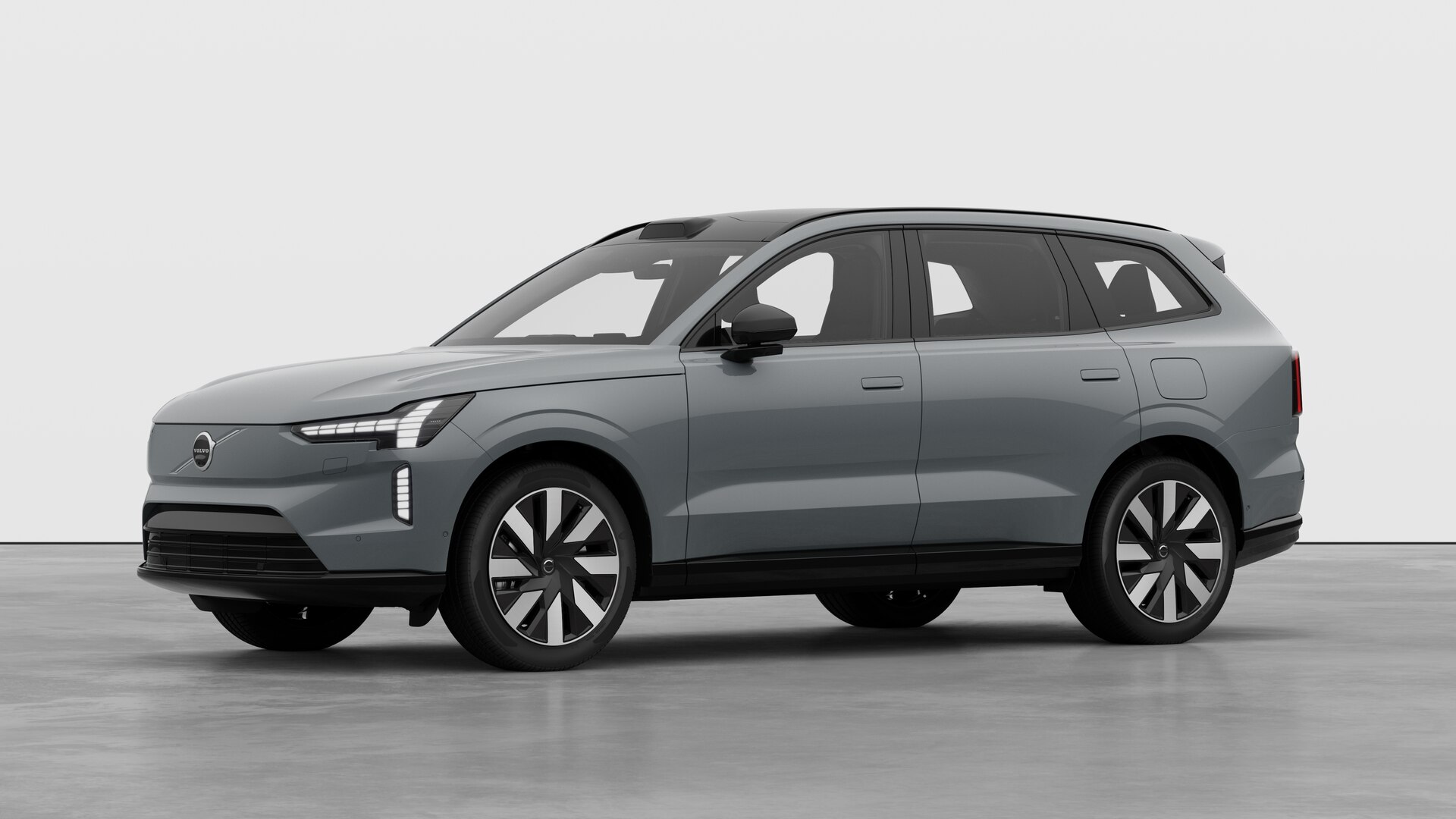 Extérieur d’une Volvo vue de trois quarts, arrière-plan uni d’un studio.